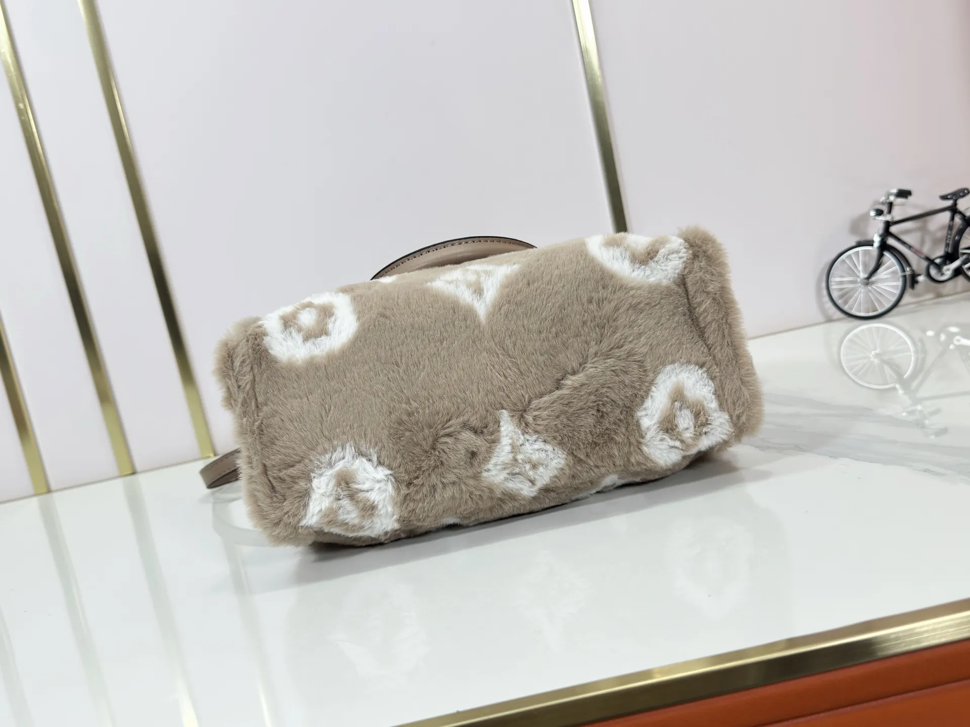 P260 Upgraded original M45659 M46373 M44571 This OnTheGo small tote bag draws inspiration from the classic Sac Plat handbag in 1968. It is made of Monogram Empreinte leather embossed with the Giant Monogram pattern to create a miniature version, which can store daily necessities such as a mini tablet. Designed handles and a detachable and adjustable shoulder strap enrich the carrying options. Dimensions: 25.0 x 19.0 x 11.5 cm (length x height x width)