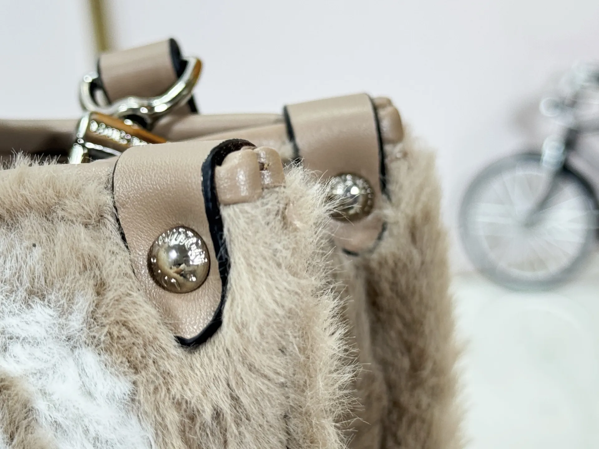 P260 Upgraded original M45659 M46373 M44571 This OnTheGo small tote bag draws inspiration from the classic Sac Plat handbag in 1968. It is made of Monogram Empreinte leather embossed with the Giant Monogram pattern to create a miniature version, which can store daily necessities such as a mini tablet. Designed handles and a detachable and adjustable shoulder strap enrich the carrying options. Dimensions: 25.0 x 19.0 x 11.5 cm (length x height x width)