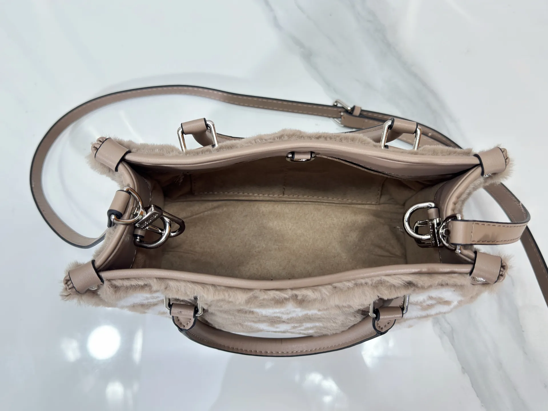 P260 Upgraded original M45659 M46373 M44571 This OnTheGo small tote bag draws inspiration from the classic Sac Plat handbag in 1968. It is made of Monogram Empreinte leather embossed with the Giant Monogram pattern to create a miniature version, which can store daily necessities such as a mini tablet. Designed handles and a detachable and adjustable shoulder strap enrich the carrying options. Dimensions: 25.0 x 19.0 x 11.5 cm (length x height x width)
