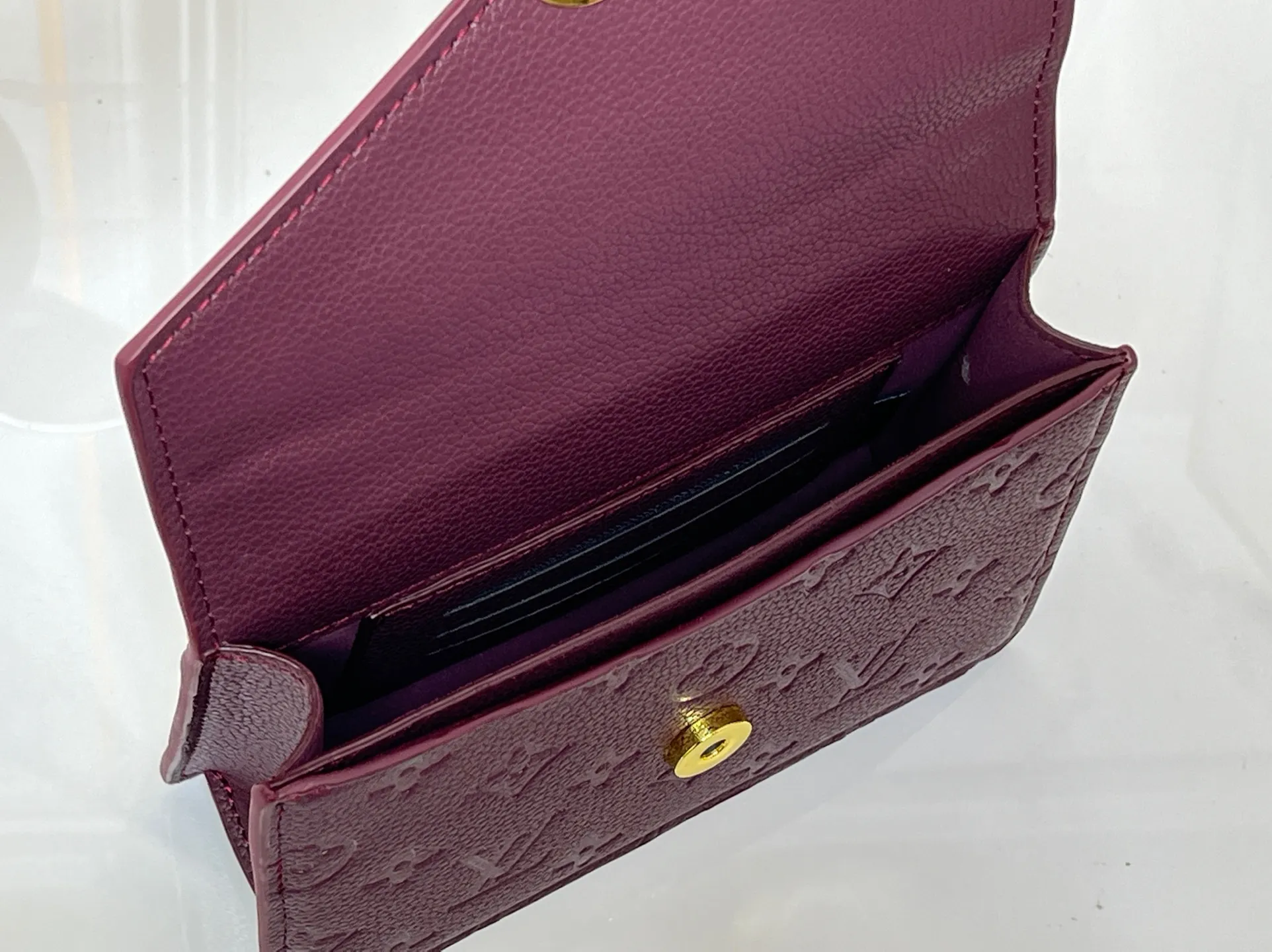 Batch 220💰M13569 black M13570 gray M25814 burgundy (chain/embossed) [Portefeuille chaîne Rosy] This Rosy chain wallet is both fashionable and practical, adding a modern spirit to the Monogram Empreinte series. It has an elegant LV circle and a V-shaped flap, two hallmarks of the house. The magnetic closure reveals a surprise Monogram flower, as well as three card slots and a flat interior pocket. The sliding chain allows you to wear it crosswise or over the shoulder.  Dimensions: 19.5 x 13.5 x 6.5 cm