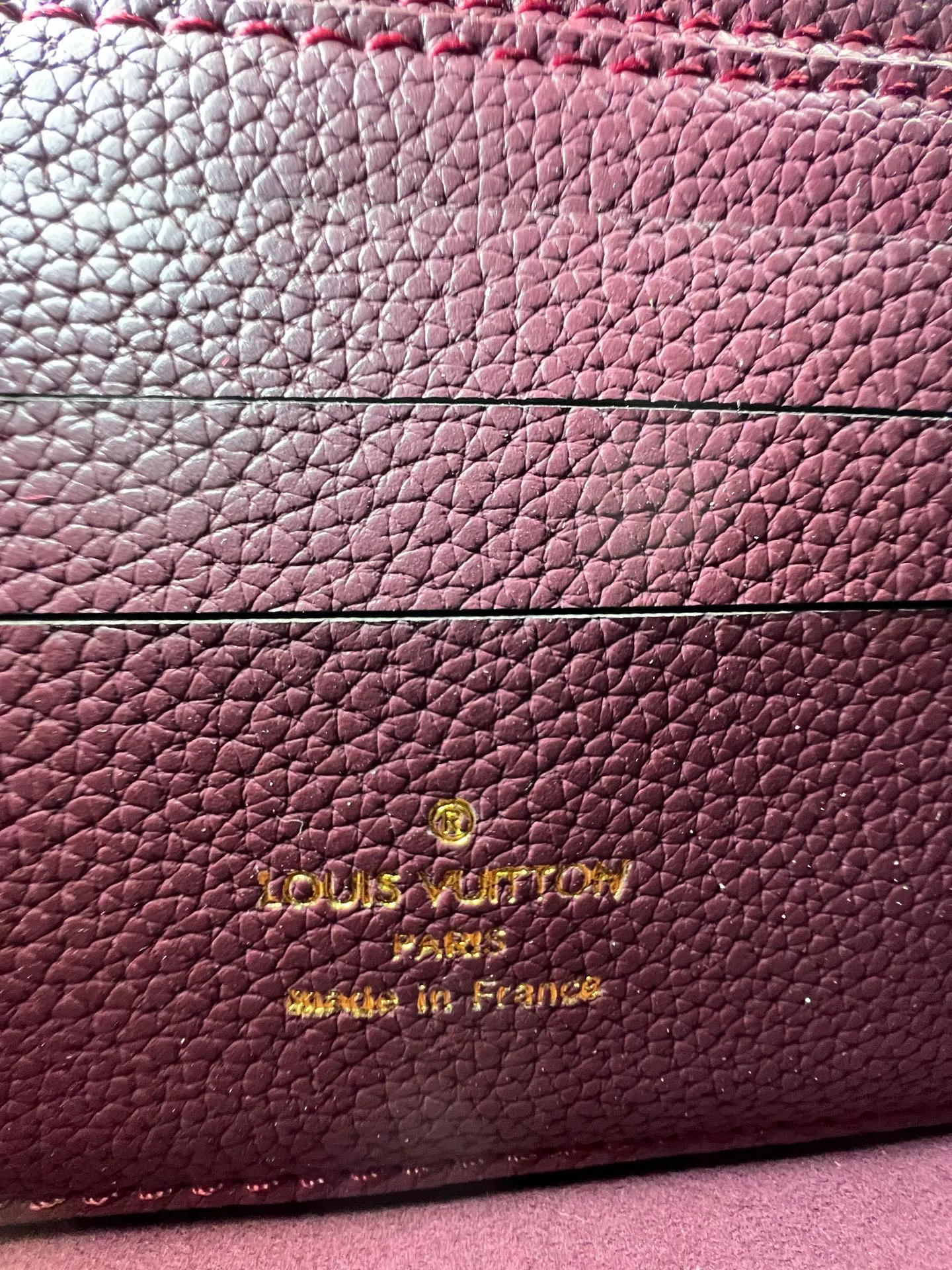 Batch 220💰M13569 black M13570 gray M25814 burgundy (chain/embossed) [Portefeuille chaîne Rosy] This Rosy chain wallet is both fashionable and practical, adding a modern spirit to the Monogram Empreinte series. It has an elegant LV circle and a V-shaped flap, two hallmarks of the house. The magnetic closure reveals a surprise Monogram flower, as well as three card slots and a flat interior pocket. The sliding chain allows you to wear it crosswise or over the shoulder.  Dimensions: 19.5 x 13.5 x 6.5 cm
