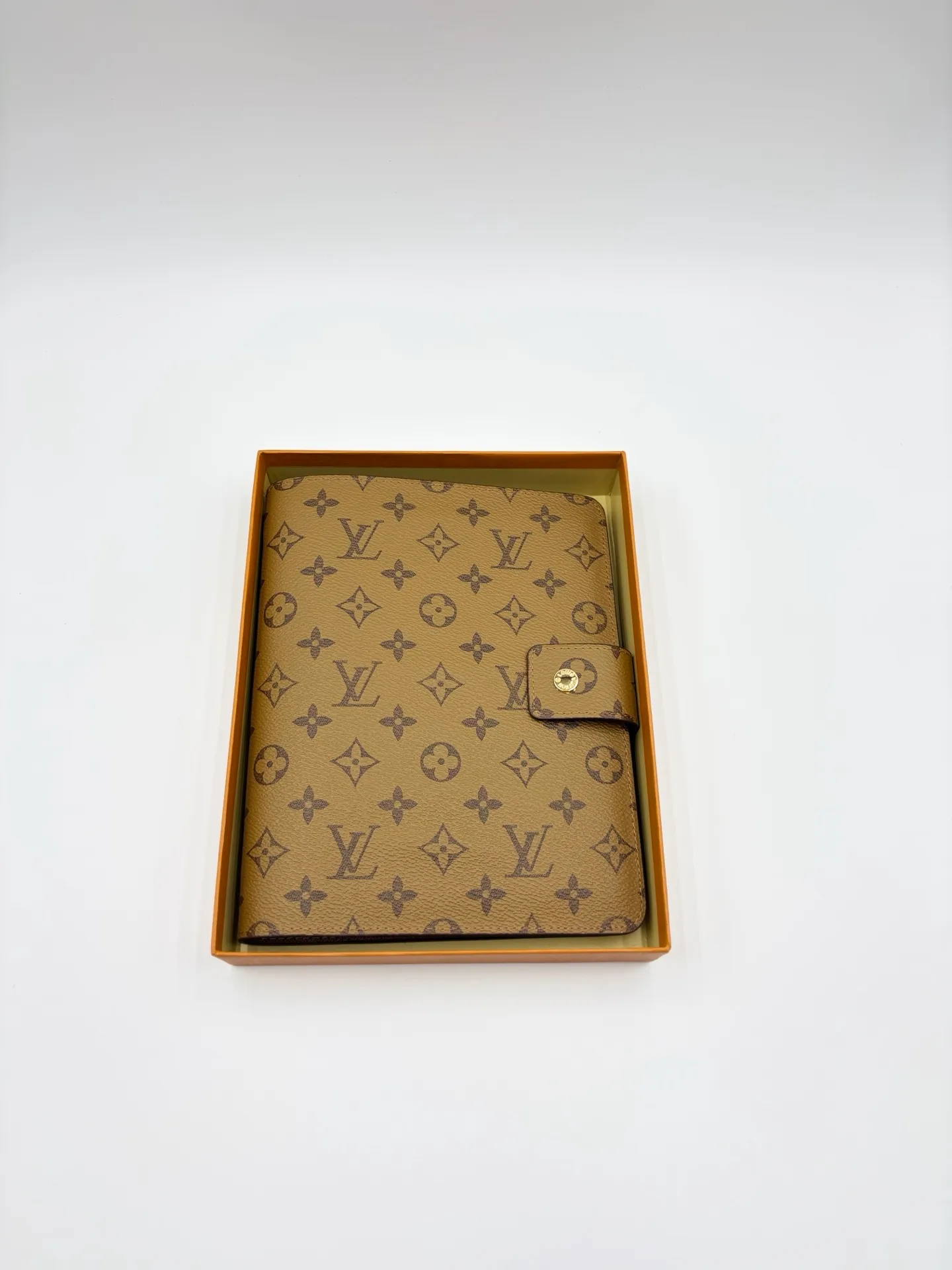 2026 hot model shipped, model M20002❤️This small notepad cover is made of Monogram canvas, can hold three credit cards, and can also be used as an address book, notebook or calendar. 18 x 23 cm (Length x Height) - Epi leather embossed with delicate LV initials and lined with interwoven textured leather - Button closure - Six-ring binder with three rings in sets, six credit card slots and two internal compartments - Notepad insert available separately