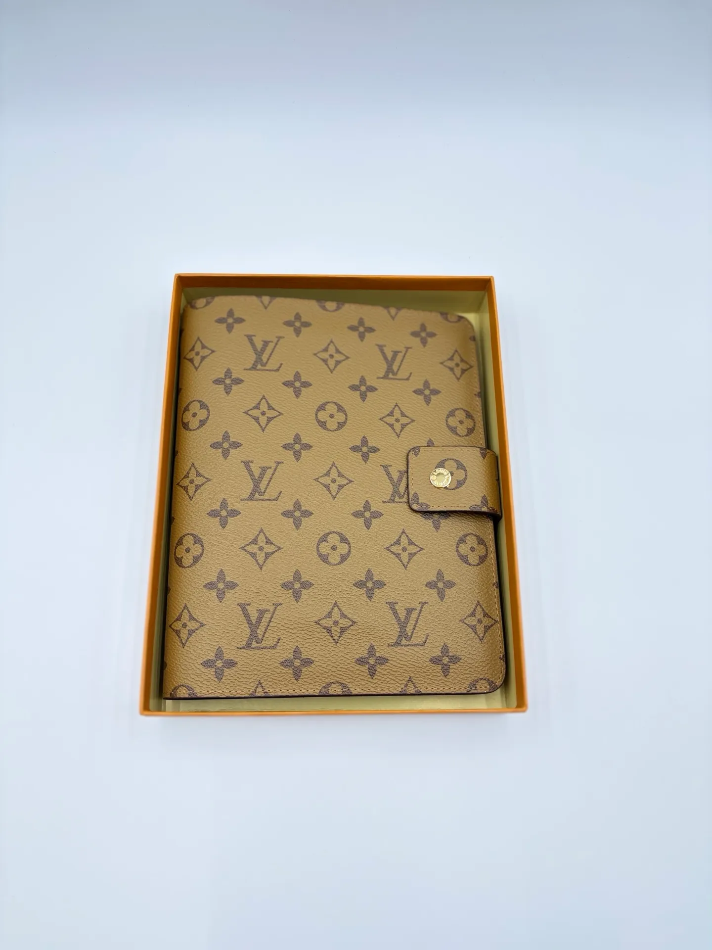 2026 hot model shipped, model M20002❤️This small notepad cover is made of Monogram canvas, can hold three credit cards, and can also be used as an address book, notebook or calendar. 18 x 23 cm (Length x Height) - Epi leather embossed with delicate LV initials and lined with interwoven textured leather - Button closure - Six-ring binder with three rings in sets, six credit card slots and two internal compartments - Notepad insert available separately
