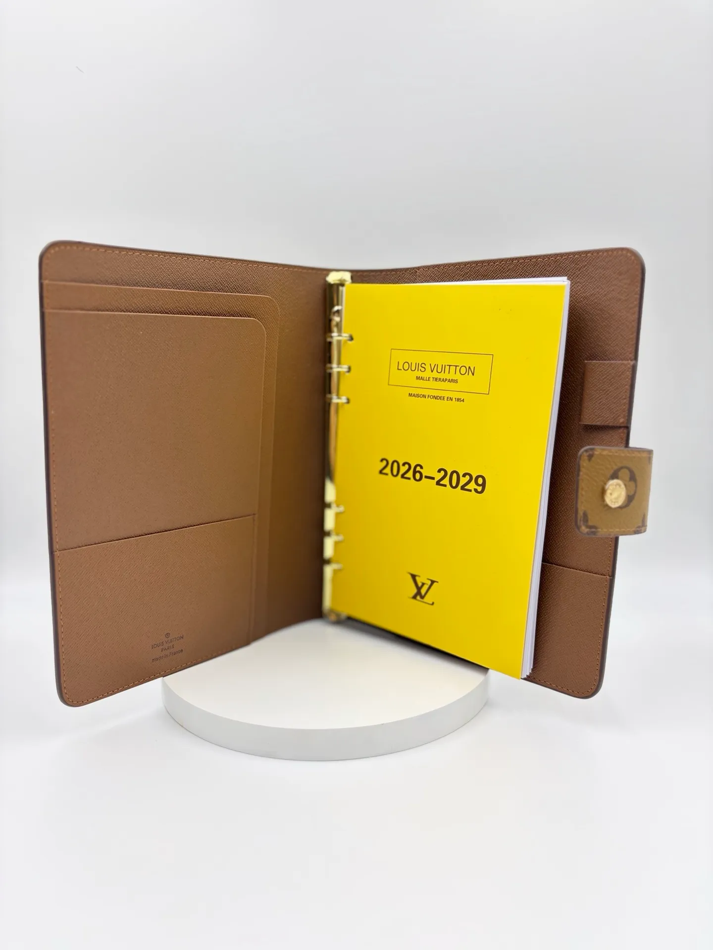 2026 hot model shipped, model M20002❤️This small notepad cover is made of Monogram canvas, can hold three credit cards, and can also be used as an address book, notebook or calendar. 18 x 23 cm (Length x Height) - Epi leather embossed with delicate LV initials and lined with interwoven textured leather - Button closure - Six-ring binder with three rings in sets, six credit card slots and two internal compartments - Notepad insert available separately