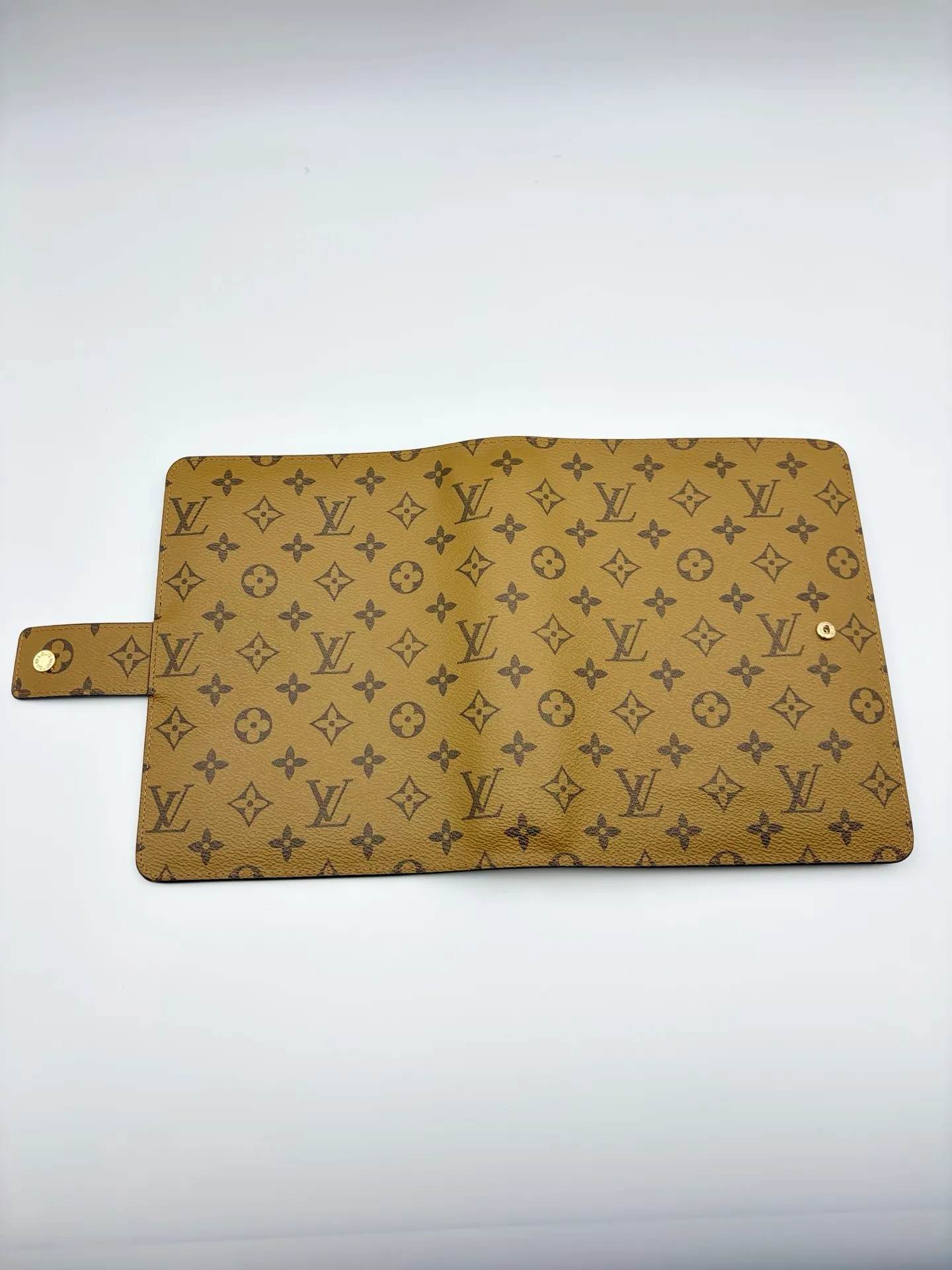 2026 hot model shipped, model M20002❤️This small notepad cover is made of Monogram canvas, can hold three credit cards, and can also be used as an address book, notebook or calendar. 18 x 23 cm (Length x Height) - Epi leather embossed with delicate LV initials and lined with interwoven textured leather - Button closure - Six-ring binder with three rings in sets, six credit card slots and two internal compartments - Notepad insert available separately