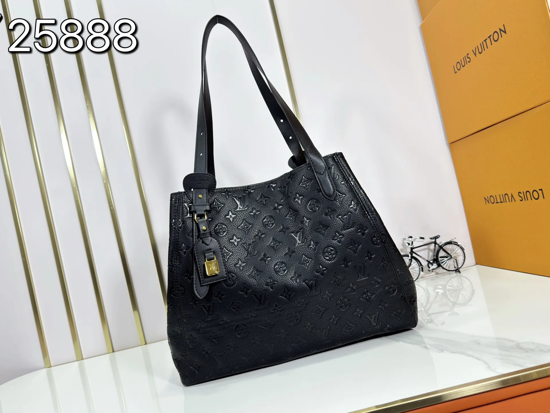 P260 upgraded original M25858 M25888 black M25890 gray All In One small handbag expands the capacity definition of the All-In series and can be transformed into a rounded Hobo handbag or an open tote bag, making it easy to carry daily needs. Monogram Empreinte leather bag with dazzling hardware, LV padlock and nameplate highlight the exquisite details. 56.0 x 30.5 x 17.0 cm (Length x Height x Width) • Cow leather • Cow leather trim • Textile lining • Metal hardware • Magnetic and hook closure • Name tag and padlock • Internal patch pocket • Internal zipped pocket • Holds smartphone, Victorine wallet, keys and lipstick • Handles: Double handles, removable