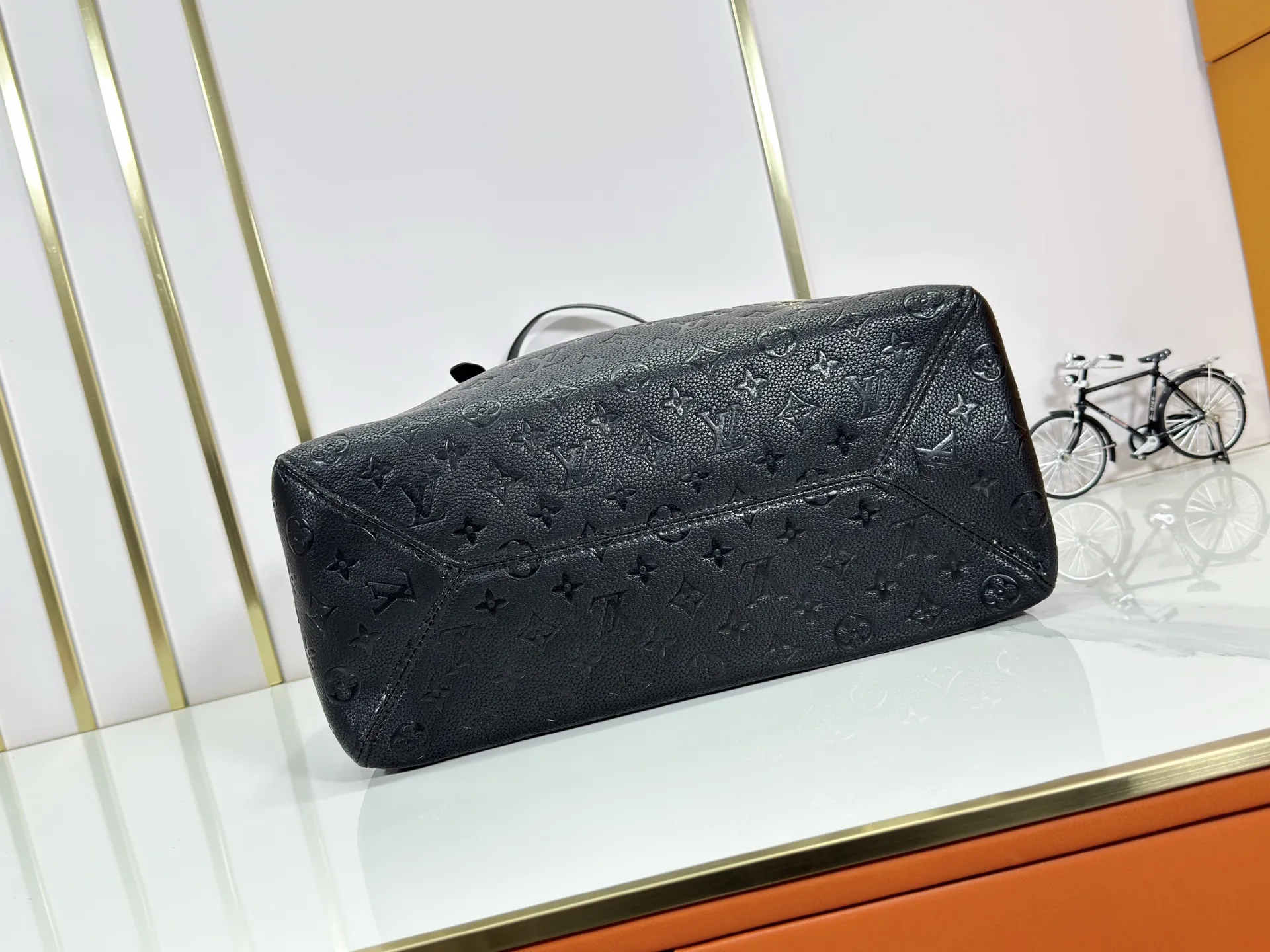 P260 upgraded original M25858 M25888 black M25890 gray All In One small handbag expands the capacity definition of the All-In series and can be transformed into a rounded Hobo handbag or an open tote bag, making it easy to carry daily needs. Monogram Empreinte leather bag with dazzling hardware, LV padlock and nameplate highlight the exquisite details. 56.0 x 30.5 x 17.0 cm (Length x Height x Width) • Cow leather • Cow leather trim • Textile lining • Metal hardware • Magnetic and hook closure • Name tag and padlock • Internal patch pocket • Internal zipped pocket • Holds smartphone, Victorine wallet, keys and lipstick • Handles: Double handles, removable