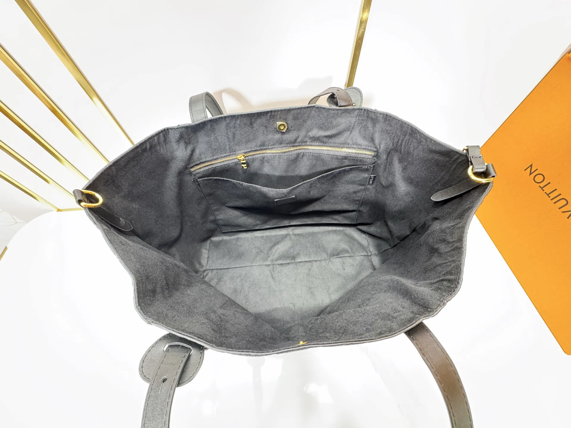 P260 upgraded original M25858 M25888 black M25890 gray All In One small handbag expands the capacity definition of the All-In series and can be transformed into a rounded Hobo handbag or an open tote bag, making it easy to carry daily needs. Monogram Empreinte leather bag with dazzling hardware, LV padlock and nameplate highlight the exquisite details. 56.0 x 30.5 x 17.0 cm (Length x Height x Width) • Cow leather • Cow leather trim • Textile lining • Metal hardware • Magnetic and hook closure • Name tag and padlock • Internal patch pocket • Internal zipped pocket • Holds smartphone, Victorine wallet, keys and lipstick • Handles: Double handles, removable