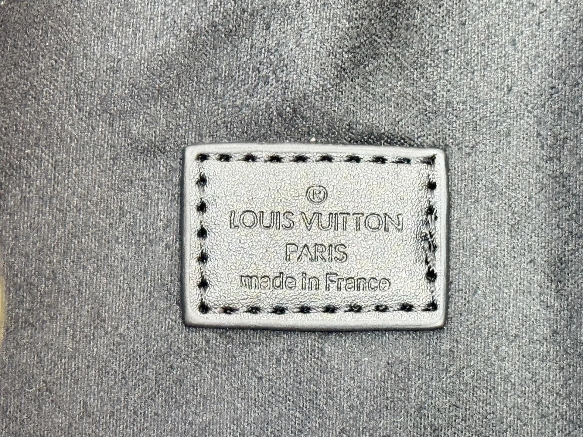 P260 upgraded original M25858 M25888 black M25890 gray All In One small handbag expands the capacity definition of the All-In series and can be transformed into a rounded Hobo handbag or an open tote bag, making it easy to carry daily needs. Monogram Empreinte leather bag with dazzling hardware, LV padlock and nameplate highlight the exquisite details. 56.0 x 30.5 x 17.0 cm (Length x Height x Width) • Cow leather • Cow leather trim • Textile lining • Metal hardware • Magnetic and hook closure • Name tag and padlock • Internal patch pocket • Internal zipped pocket • Holds smartphone, Victorine wallet, keys and lipstick • Handles: Double handles, removable