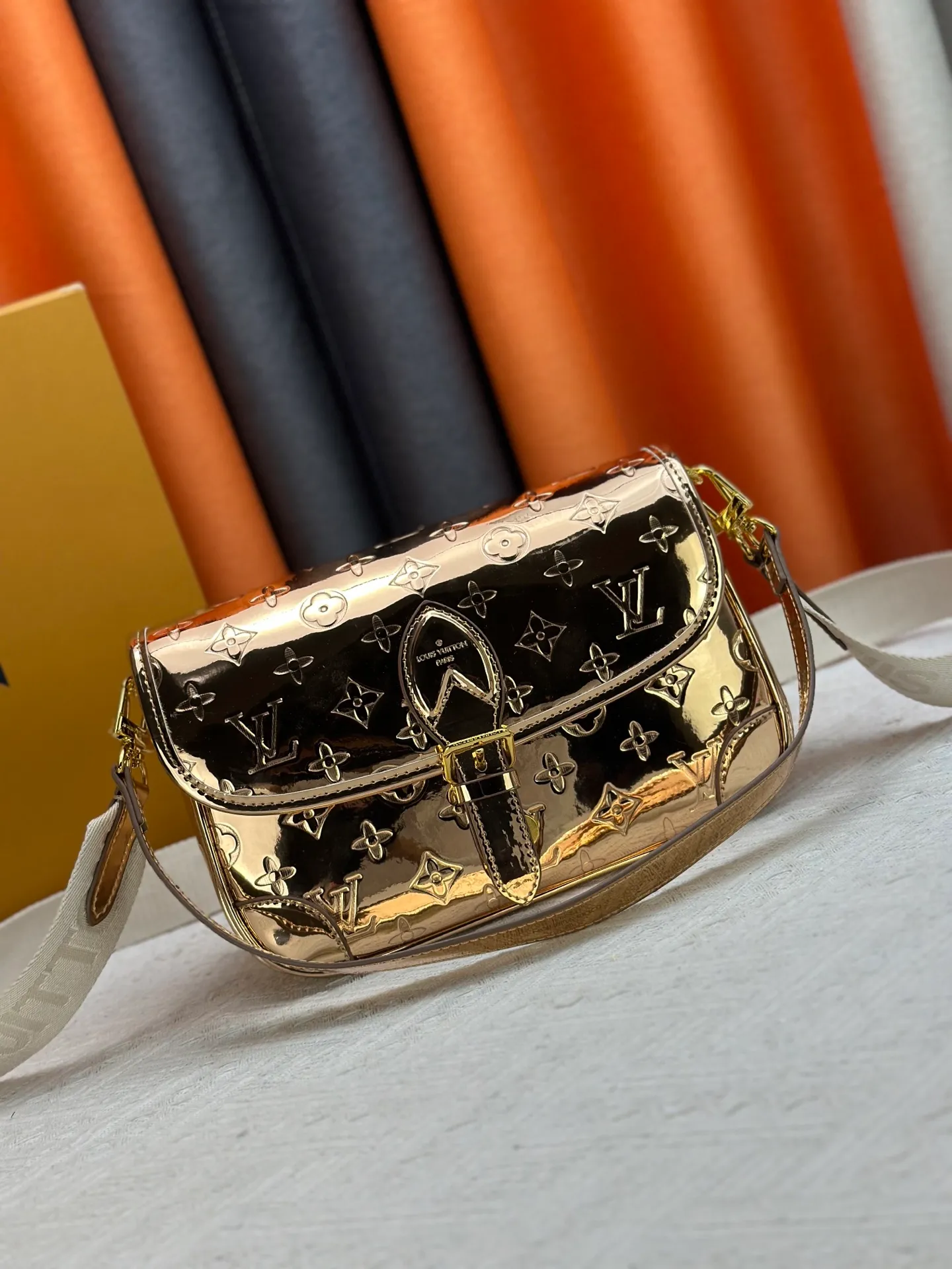 P280 Upgraded original M45985 M45988 Gold Silver This Diane handbag is decorated with classic Monogram cow leather and dazzling metal parts, using modern touches to interpret the new season interest. The zippered interior pocket keeps valuables secure, and the removable leather shoulder strap allows for a variety of carrying options. Dimensions: 24.0 x 15.0 x 9.0 cm (length x height x width)