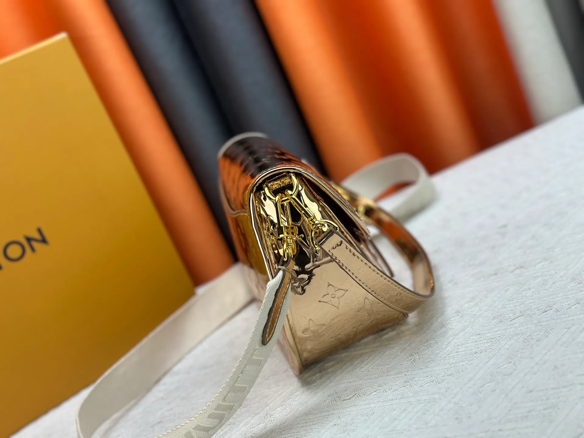 P280 Upgraded original M45985 M45988 Gold Silver This Diane handbag is decorated with classic Monogram cow leather and dazzling metal parts, using modern touches to interpret the new season interest. The zippered interior pocket keeps valuables secure, and the removable leather shoulder strap allows for a variety of carrying options. Dimensions: 24.0 x 15.0 x 9.0 cm (length x height x width)