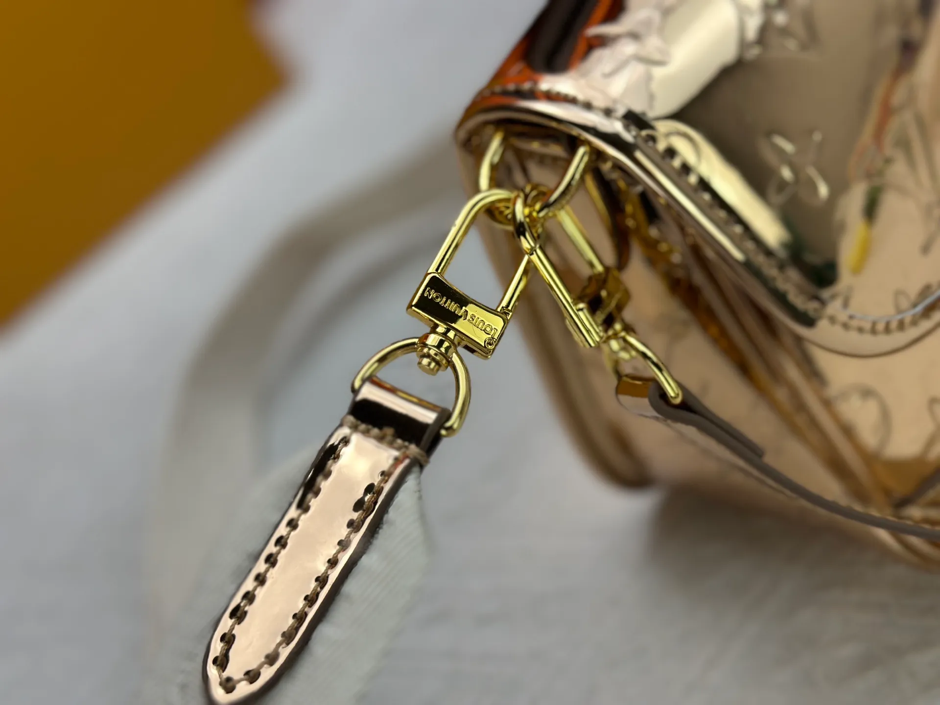 P280 Upgraded original M45985 M45988 Gold Silver This Diane handbag is decorated with classic Monogram cow leather and dazzling metal parts, using modern touches to interpret the new season interest. The zippered interior pocket keeps valuables secure, and the removable leather shoulder strap allows for a variety of carrying options. Dimensions: 24.0 x 15.0 x 9.0 cm (length x height x width)