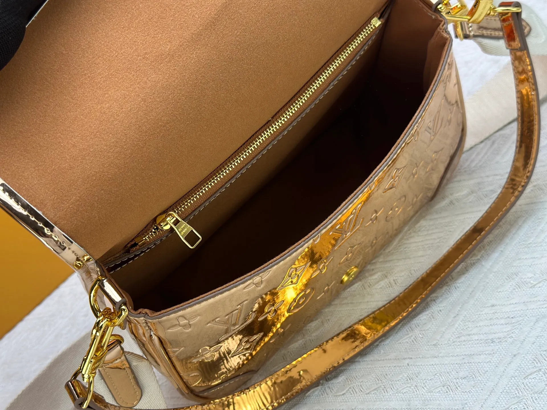 P280 Upgraded original M45985 M45988 Gold Silver This Diane handbag is decorated with classic Monogram cow leather and dazzling metal parts, using modern touches to interpret the new season interest. The zippered interior pocket keeps valuables secure, and the removable leather shoulder strap allows for a variety of carrying options. Dimensions: 24.0 x 15.0 x 9.0 cm (length x height x width)