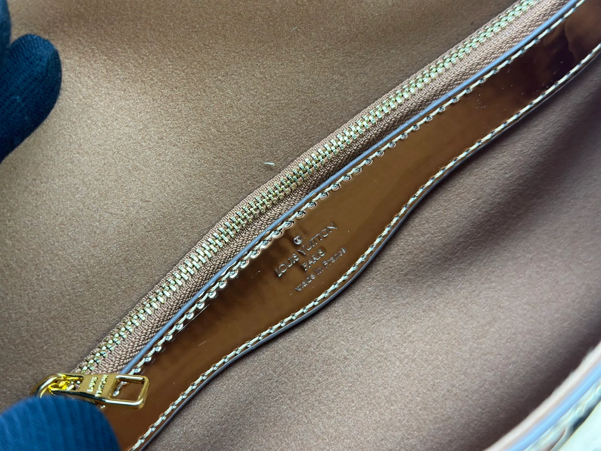 P280 Upgraded original M45985 M45988 Gold Silver This Diane handbag is decorated with classic Monogram cow leather and dazzling metal parts, using modern touches to interpret the new season interest. The zippered interior pocket keeps valuables secure, and the removable leather shoulder strap allows for a variety of carrying options. Dimensions: 24.0 x 15.0 x 9.0 cm (length x height x width)