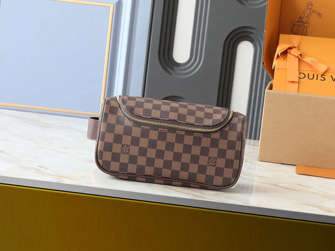 💰200💰Upgraded from the original M11510. This toiletry bag is made of Damier Graphite canvas, which has a rugged feel. The practical elastic lining keeps the bottle upright. Dimensions: 20 x 9.3 x 28 cm (height x width x length)