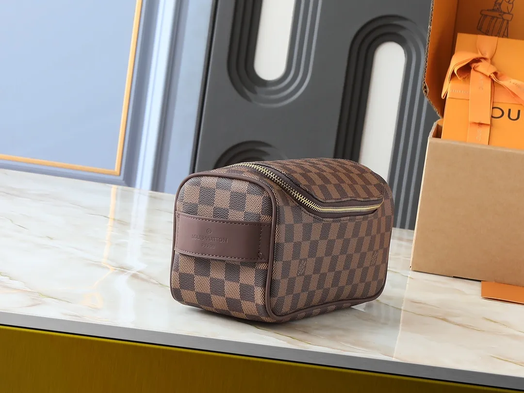 💰200💰Upgraded from the original M11510. This toiletry bag is made of Damier Graphite canvas, which has a rugged feel. The practical elastic lining keeps the bottle upright. Dimensions: 20 x 9.3 x 28 cm (height x width x length)