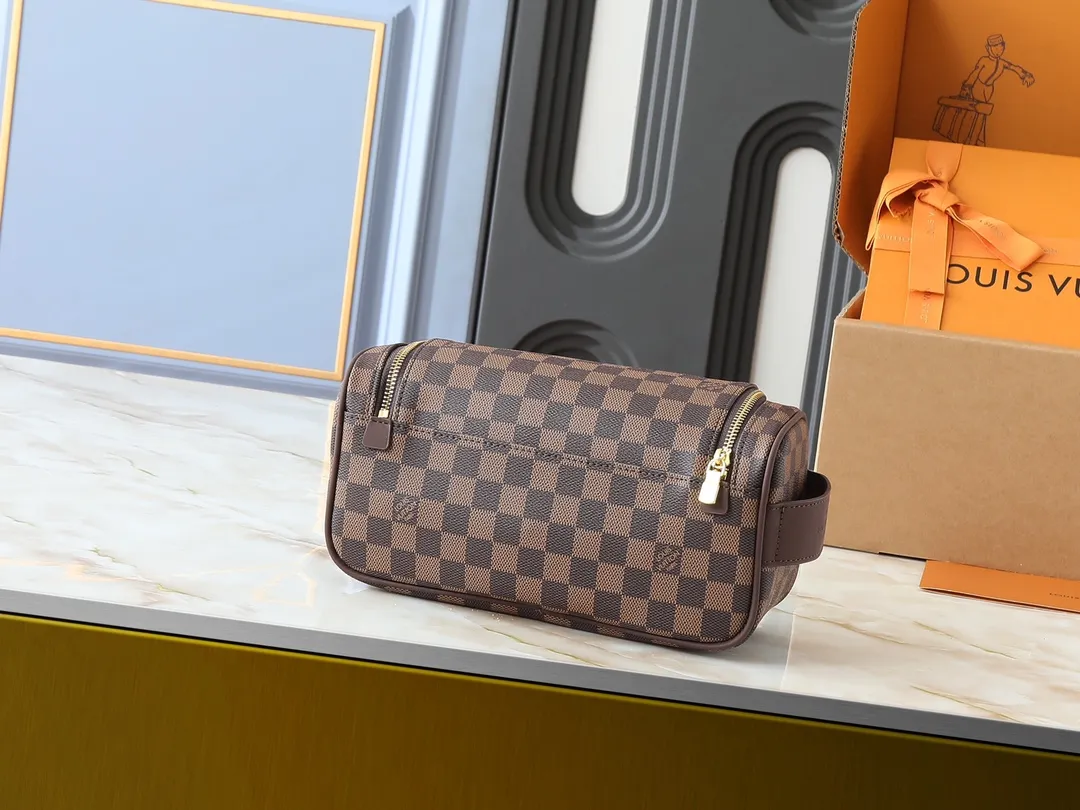 💰200💰Upgraded from the original M11510. This toiletry bag is made of Damier Graphite canvas, which has a rugged feel. The practical elastic lining keeps the bottle upright. Dimensions: 20 x 9.3 x 28 cm (height x width x length)