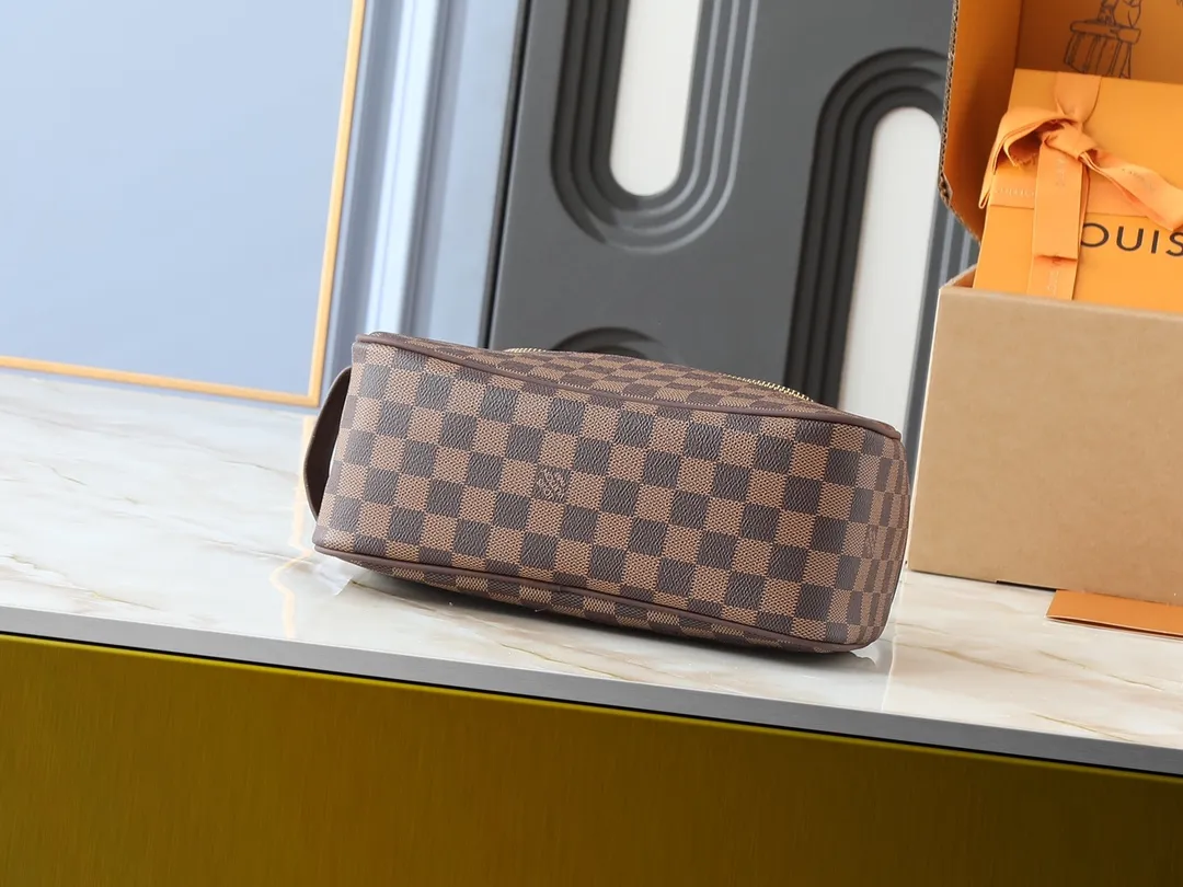 💰200💰Upgraded from the original M11510. This toiletry bag is made of Damier Graphite canvas, which has a rugged feel. The practical elastic lining keeps the bottle upright. Dimensions: 20 x 9.3 x 28 cm (height x width x length)