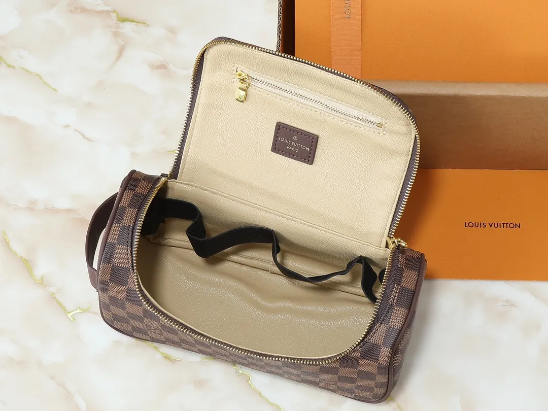 💰200💰Upgraded from the original M11510. This toiletry bag is made of Damier Graphite canvas, which has a rugged feel. The practical elastic lining keeps the bottle upright. Dimensions: 20 x 9.3 x 28 cm (height x width x length)