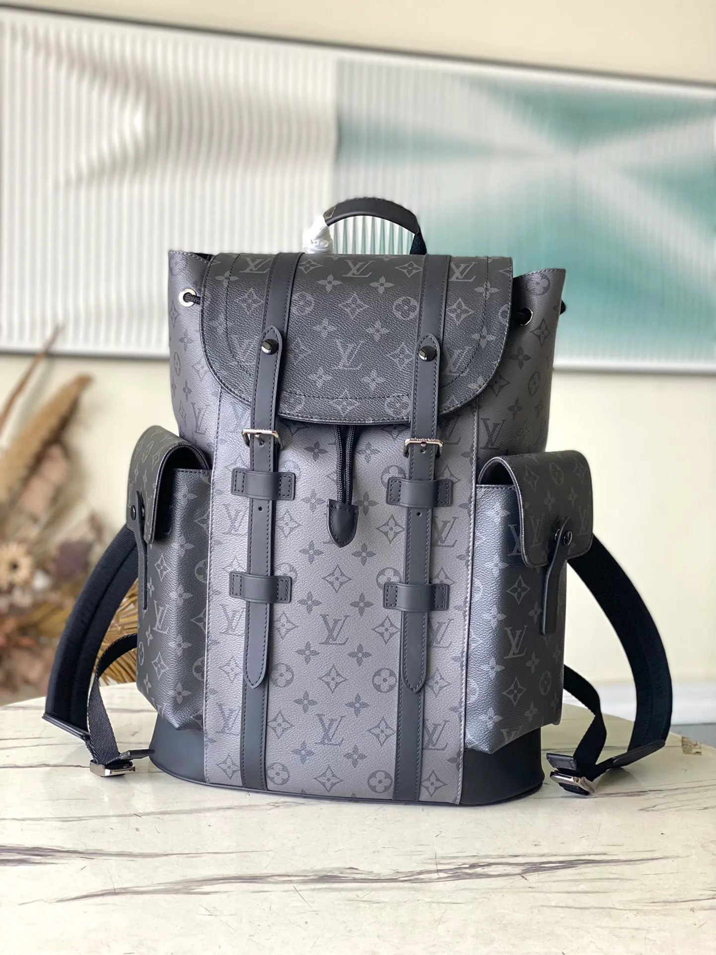 💰1000 Top Original M45419 Silver Flower Medium Christopher Backpack uses Monogram canvas to interpret the rugged and simple spirit of a hiking bag. Its unique style is suitable for both work and entertainment, highlighting a high-quality lifestyle. Dimensions: 38 x 44 x 21 cm