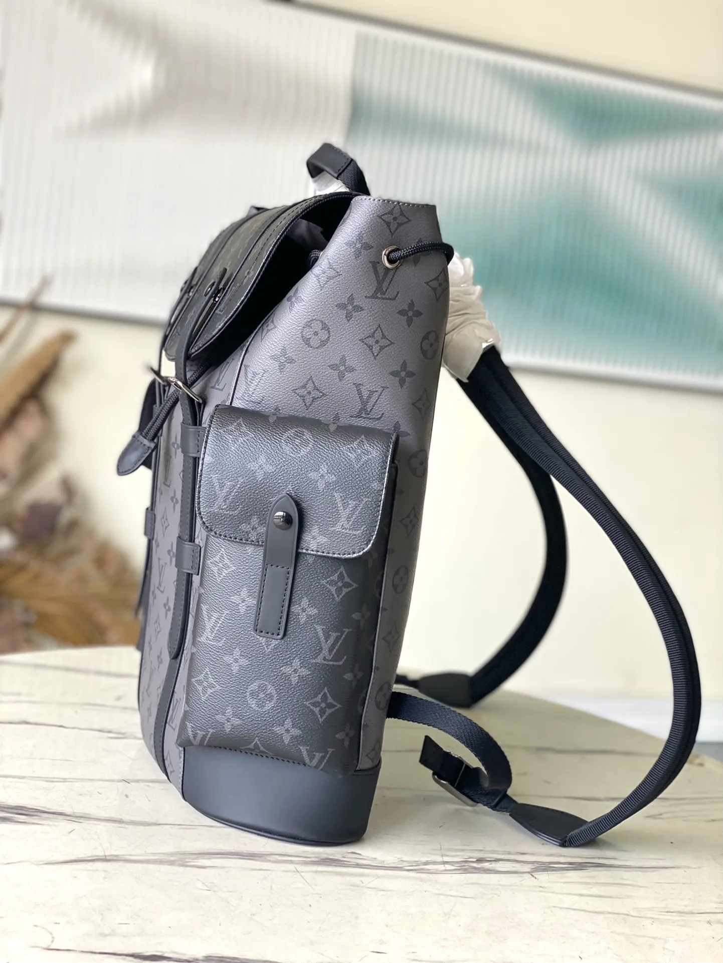 💰1000 Top Original M45419 Silver Flower Medium Christopher Backpack uses Monogram canvas to interpret the rugged and simple spirit of a hiking bag. Its unique style is suitable for both work and entertainment, highlighting a high-quality lifestyle. Dimensions: 38 x 44 x 21 cm