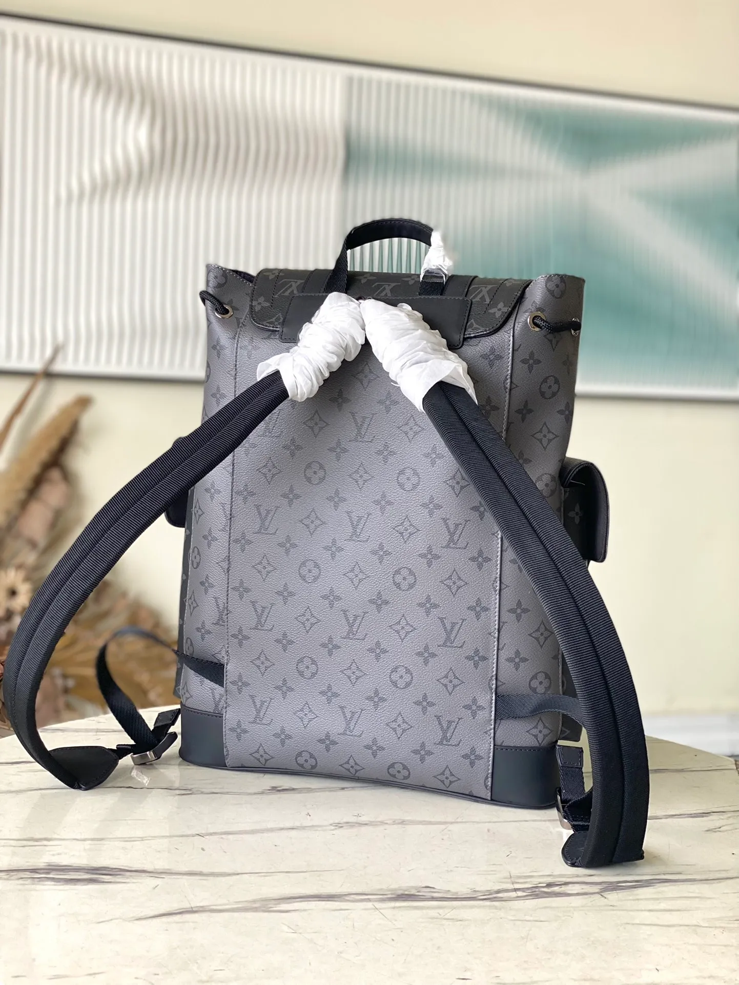 💰1000 Top Original M45419 Silver Flower Medium Christopher Backpack uses Monogram canvas to interpret the rugged and simple spirit of a hiking bag. Its unique style is suitable for both work and entertainment, highlighting a high-quality lifestyle. Dimensions: 38 x 44 x 21 cm