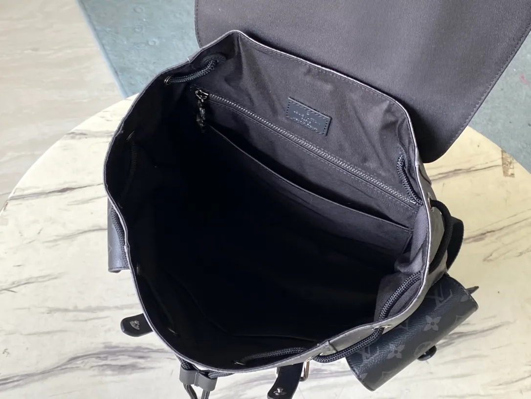 💰1000 Top Original M45419 Silver Flower Medium Christopher Backpack uses Monogram canvas to interpret the rugged and simple spirit of a hiking bag. Its unique style is suitable for both work and entertainment, highlighting a high-quality lifestyle. Dimensions: 38 x 44 x 21 cm