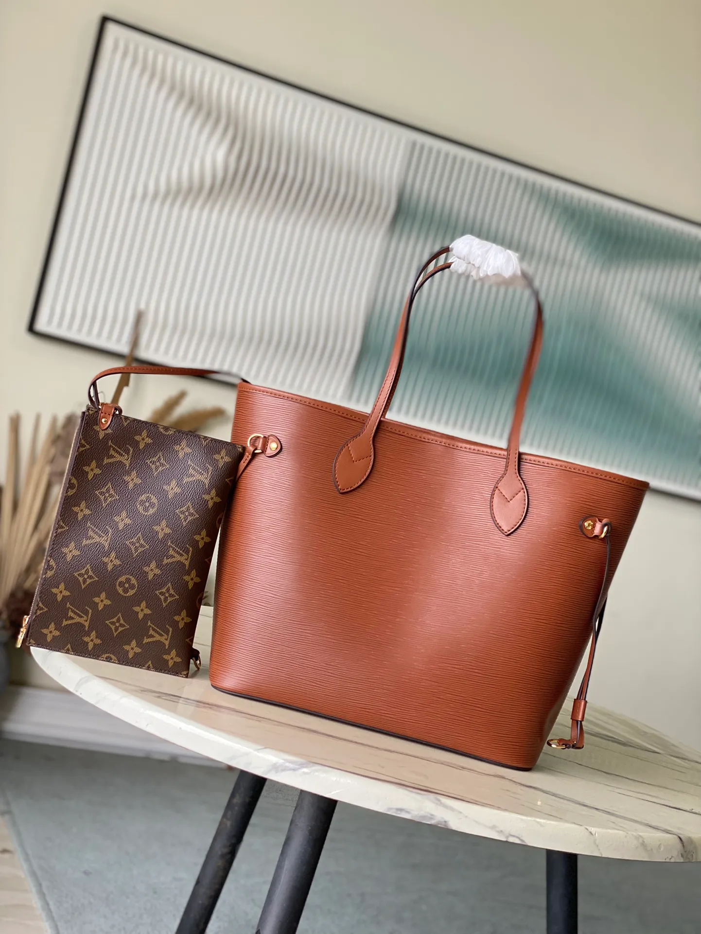 💰1320 (First-Grade Leather) Top Original M12467 Brown This classic Neverfull MM St handbag combines timeless design and traditional details, making it ideal for carrying to work and other occasions. The new version is made from signature Epi leather and has adjustable elastic straps on both sides to create a tight silhouette. The interior of the bag is spacious enough to store a 13-inch laptop, and the detachable zippered storage bag can be used as a clutch or as an extra pocket to store valuables. Dimensions: 31 x 28 x 14 cm (length x height x width)