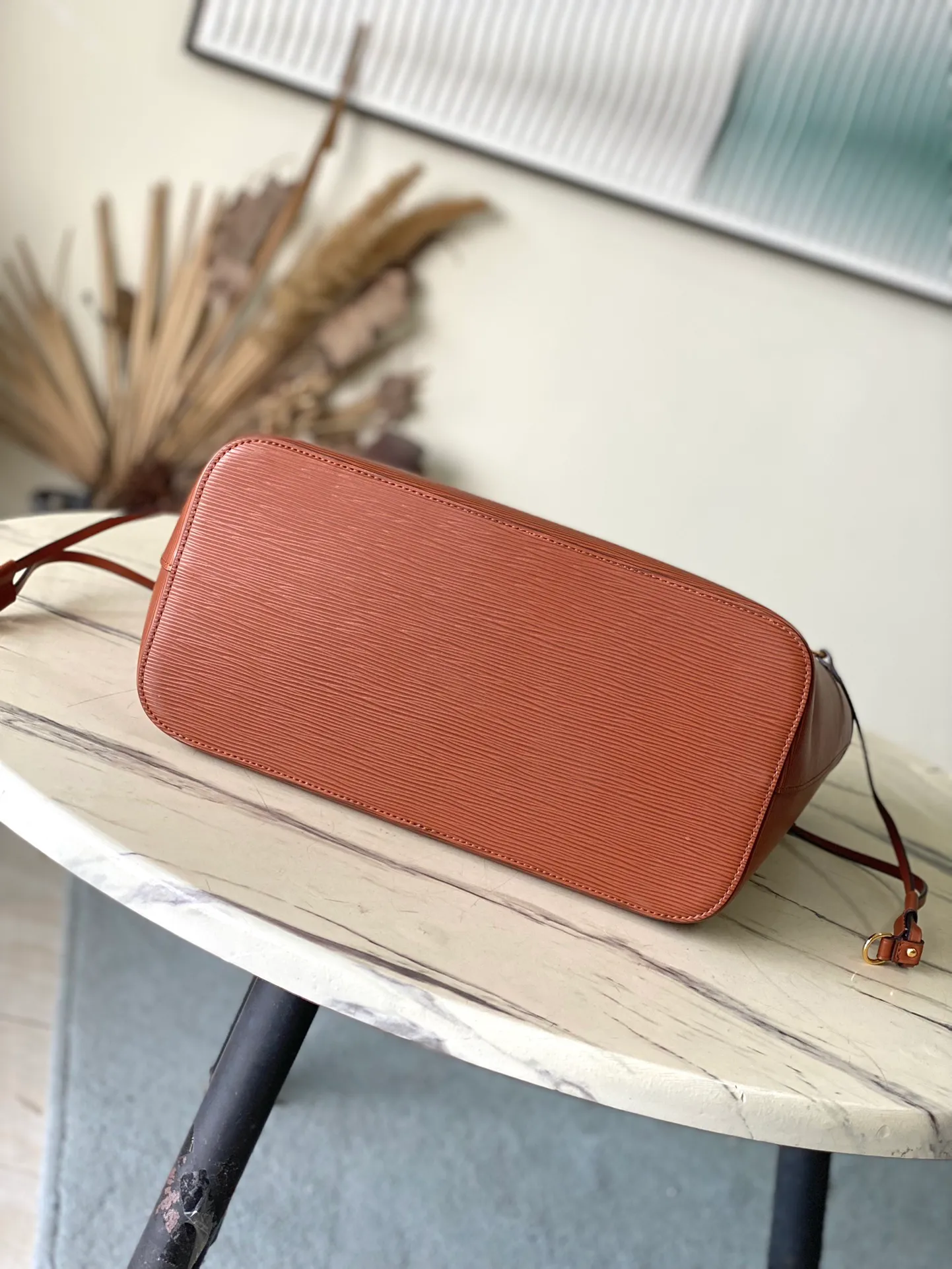 💰1320 (First-Grade Leather) Top Original M12467 Brown This classic Neverfull MM St handbag combines timeless design and traditional details, making it ideal for carrying to work and other occasions. The new version is made from signature Epi leather and has adjustable elastic straps on both sides to create a tight silhouette. The interior of the bag is spacious enough to store a 13-inch laptop, and the detachable zippered storage bag can be used as a clutch or as an extra pocket to store valuables. Dimensions: 31 x 28 x 14 cm (length x height x width)
