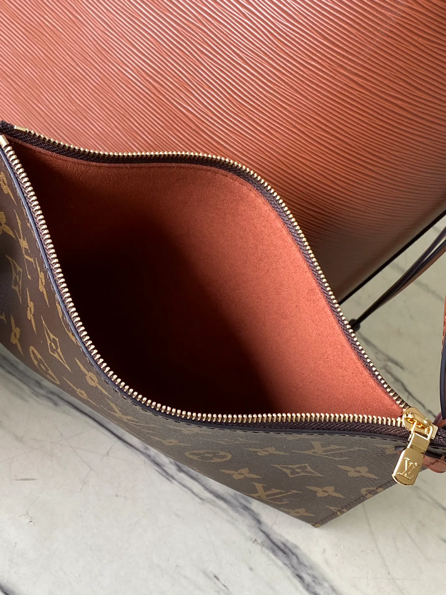 💰1320 (First-Grade Leather) Top Original M12467 Brown This classic Neverfull MM St handbag combines timeless design and traditional details, making it ideal for carrying to work and other occasions. The new version is made from signature Epi leather and has adjustable elastic straps on both sides to create a tight silhouette. The interior of the bag is spacious enough to store a 13-inch laptop, and the detachable zippered storage bag can be used as a clutch or as an extra pocket to store valuables. Dimensions: 31 x 28 x 14 cm (length x height x width)