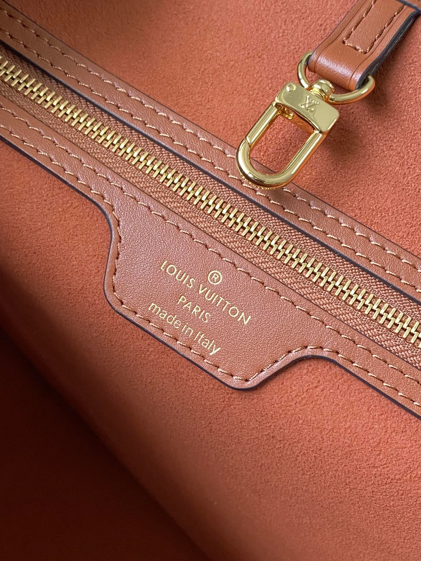 💰1320 (First-Grade Leather) Top Original M12467 Brown This classic Neverfull MM St handbag combines timeless design and traditional details, making it ideal for carrying to work and other occasions. The new version is made from signature Epi leather and has adjustable elastic straps on both sides to create a tight silhouette. The interior of the bag is spacious enough to store a 13-inch laptop, and the detachable zippered storage bag can be used as a clutch or as an extra pocket to store valuables. Dimensions: 31 x 28 x 14 cm (length x height x width)