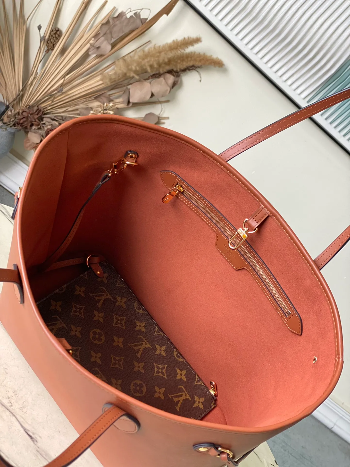 💰1320 (First-Grade Leather) Top Original M12467 Brown This classic Neverfull MM St handbag combines timeless design and traditional details, making it ideal for carrying to work and other occasions. The new version is made from signature Epi leather and has adjustable elastic straps on both sides to create a tight silhouette. The interior of the bag is spacious enough to store a 13-inch laptop, and the detachable zippered storage bag can be used as a clutch or as an extra pocket to store valuables. Dimensions: 31 x 28 x 14 cm (length x height x width)