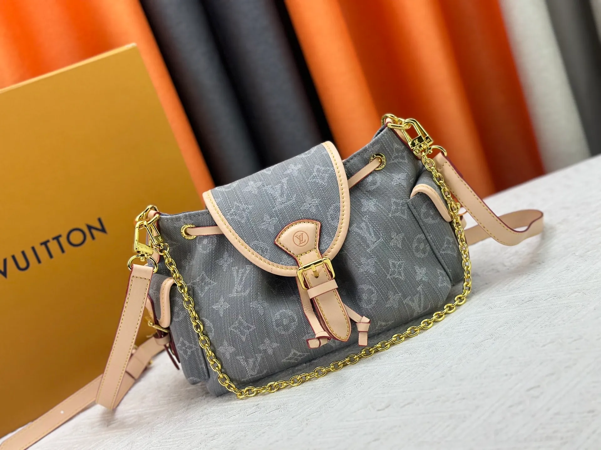 P290 Upgraded original M25085 This Odysée handbag is from the 2025 early autumn series, paying tribute to the brand heritage with a stylish everyday design. Dazzling buckles and detachable chains accentuate the Monogram canvas body, and the side pockets provide easy access to keys, lipstick and other small items. Dimensions: 27.0 x 17.0 x 12.0 cm (length x height x width)