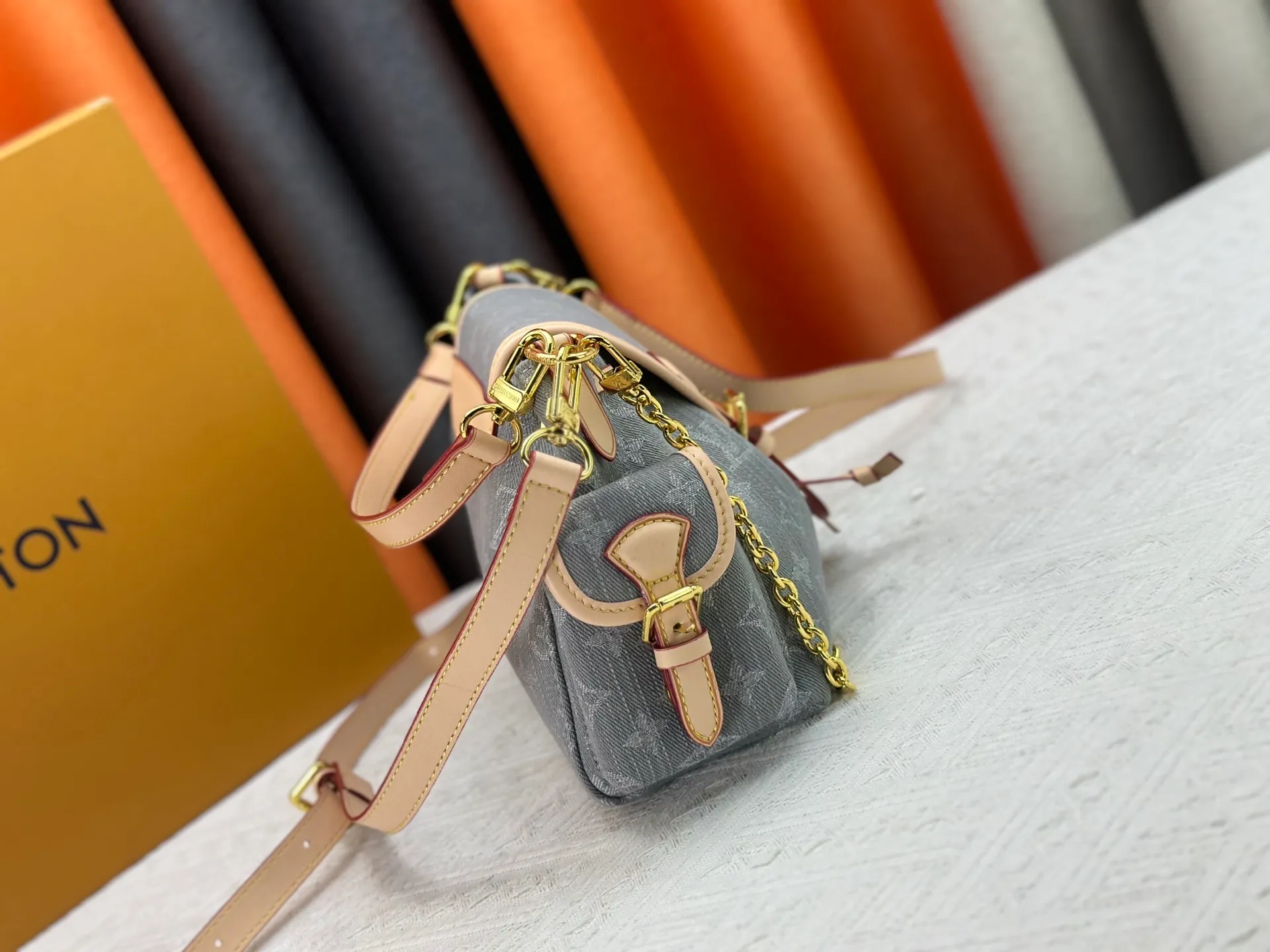 P290 Upgraded original M25085 This Odysée handbag is from the 2025 early autumn series, paying tribute to the brand heritage with a stylish everyday design. Dazzling buckles and detachable chains accentuate the Monogram canvas body, and the side pockets provide easy access to keys, lipstick and other small items. Dimensions: 27.0 x 17.0 x 12.0 cm (length x height x width)