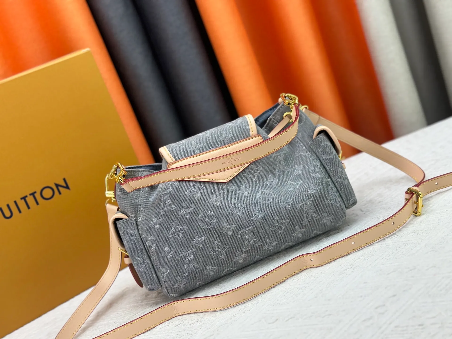 P290 Upgraded original M25085 This Odysée handbag is from the 2025 early autumn series, paying tribute to the brand heritage with a stylish everyday design. Dazzling buckles and detachable chains accentuate the Monogram canvas body, and the side pockets provide easy access to keys, lipstick and other small items. Dimensions: 27.0 x 17.0 x 12.0 cm (length x height x width)