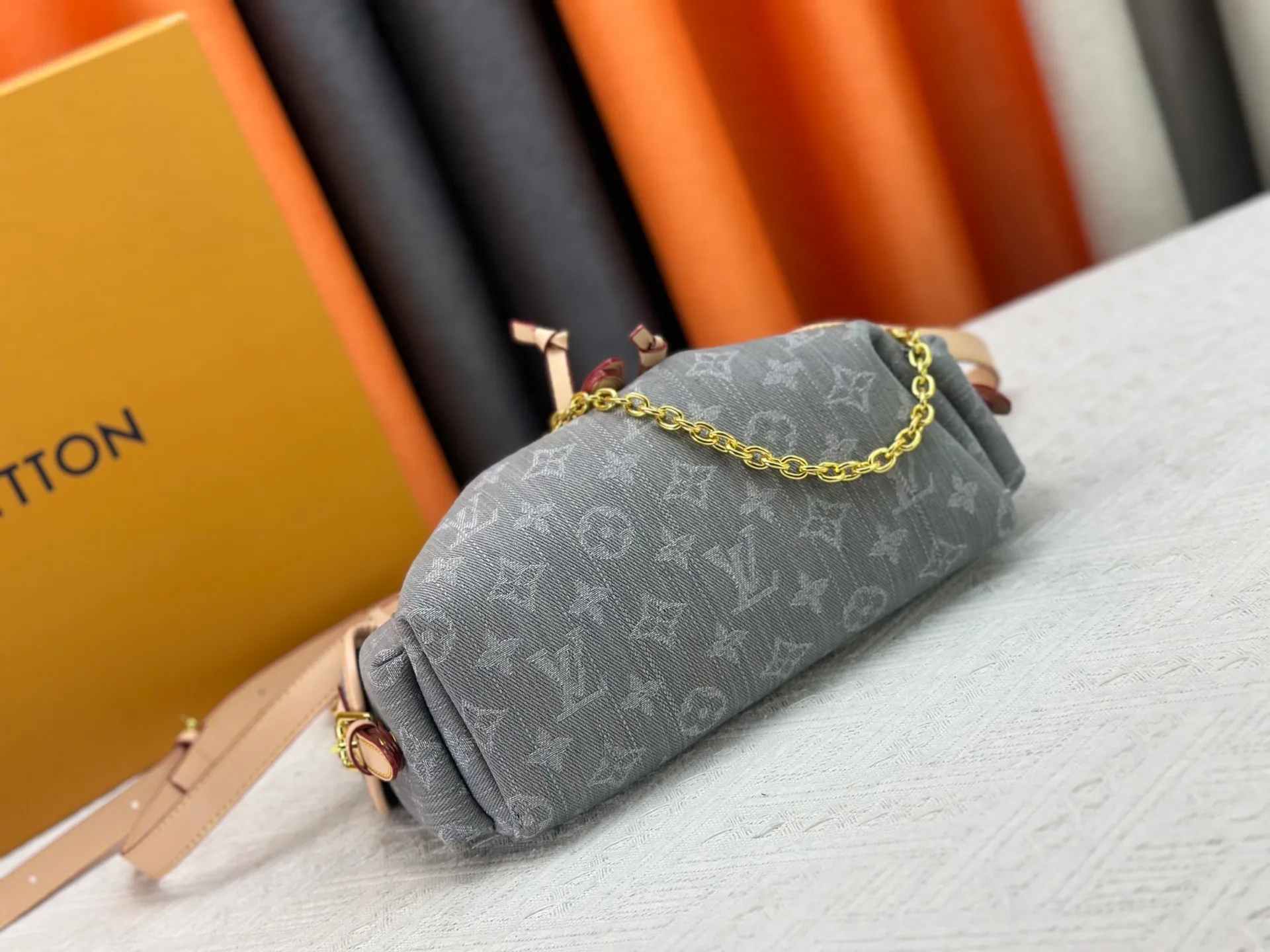 P290 Upgraded original M25085 This Odysée handbag is from the 2025 early autumn series, paying tribute to the brand heritage with a stylish everyday design. Dazzling buckles and detachable chains accentuate the Monogram canvas body, and the side pockets provide easy access to keys, lipstick and other small items. Dimensions: 27.0 x 17.0 x 12.0 cm (length x height x width)