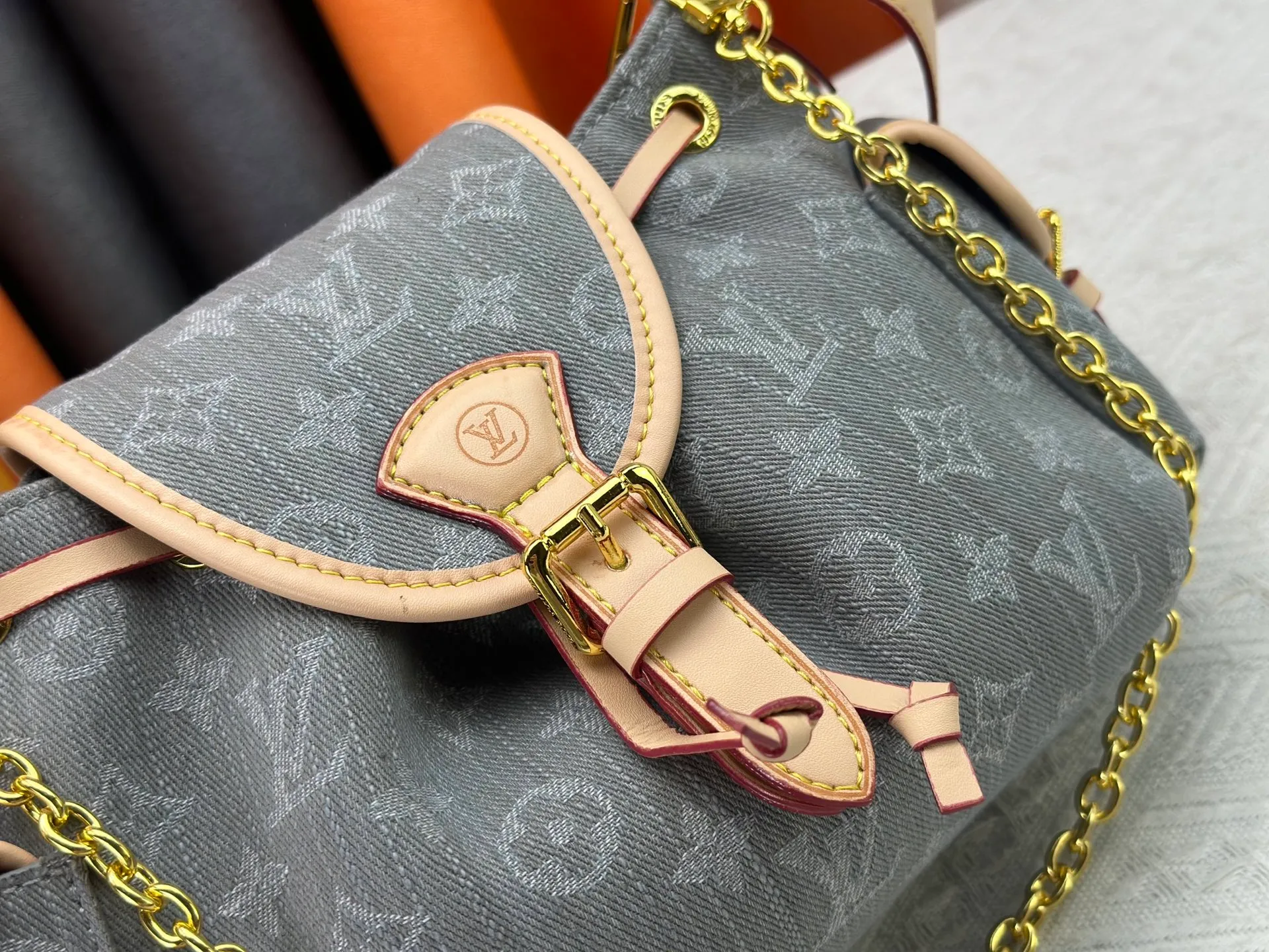 P290 Upgraded original M25085 This Odysée handbag is from the 2025 early autumn series, paying tribute to the brand heritage with a stylish everyday design. Dazzling buckles and detachable chains accentuate the Monogram canvas body, and the side pockets provide easy access to keys, lipstick and other small items. Dimensions: 27.0 x 17.0 x 12.0 cm (length x height x width)