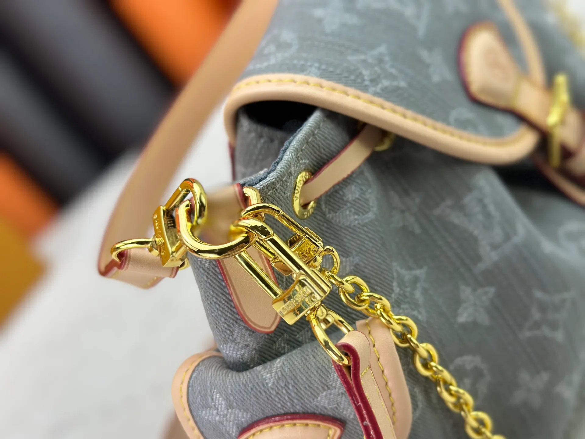 P290 Upgraded original M25085 This Odysée handbag is from the 2025 early autumn series, paying tribute to the brand heritage with a stylish everyday design. Dazzling buckles and detachable chains accentuate the Monogram canvas body, and the side pockets provide easy access to keys, lipstick and other small items. Dimensions: 27.0 x 17.0 x 12.0 cm (length x height x width)