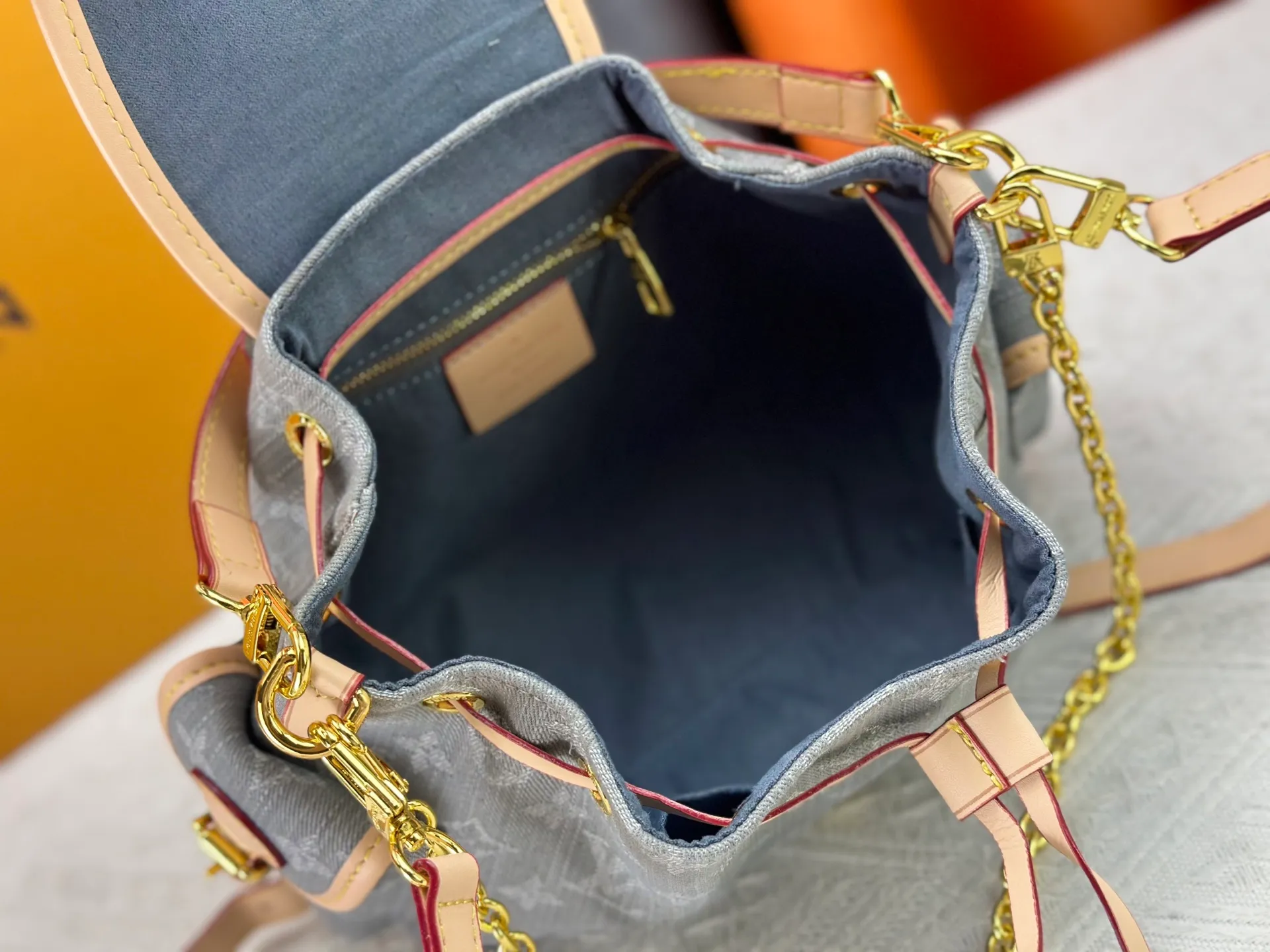 P290 Upgraded original M25085 This Odysée handbag is from the 2025 early autumn series, paying tribute to the brand heritage with a stylish everyday design. Dazzling buckles and detachable chains accentuate the Monogram canvas body, and the side pockets provide easy access to keys, lipstick and other small items. Dimensions: 27.0 x 17.0 x 12.0 cm (length x height x width)