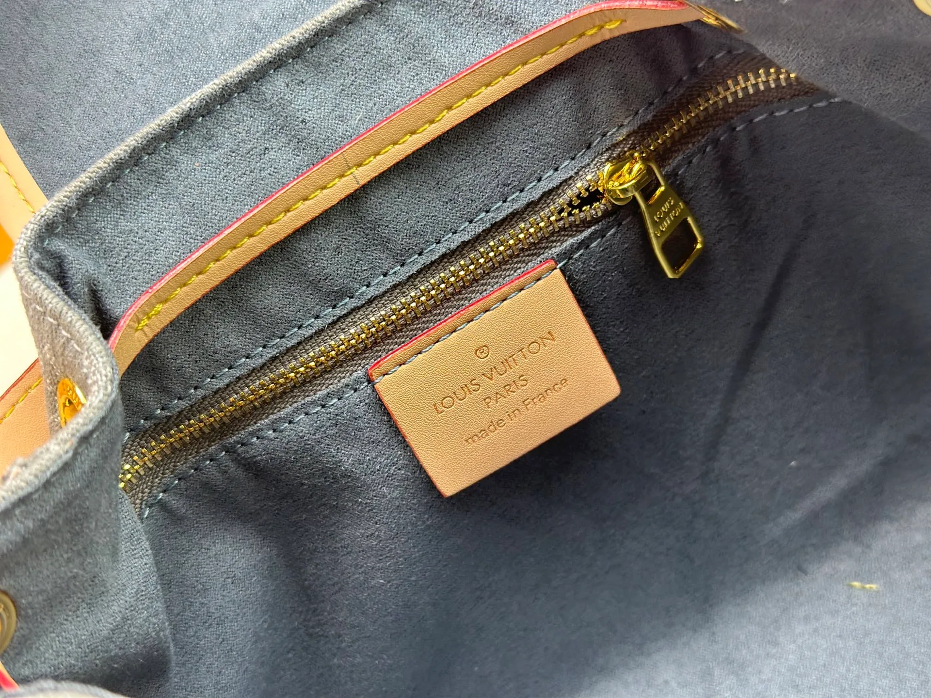 P290 Upgraded original M25085 This Odysée handbag is from the 2025 early autumn series, paying tribute to the brand heritage with a stylish everyday design. Dazzling buckles and detachable chains accentuate the Monogram canvas body, and the side pockets provide easy access to keys, lipstick and other small items. Dimensions: 27.0 x 17.0 x 12.0 cm (length x height x width)