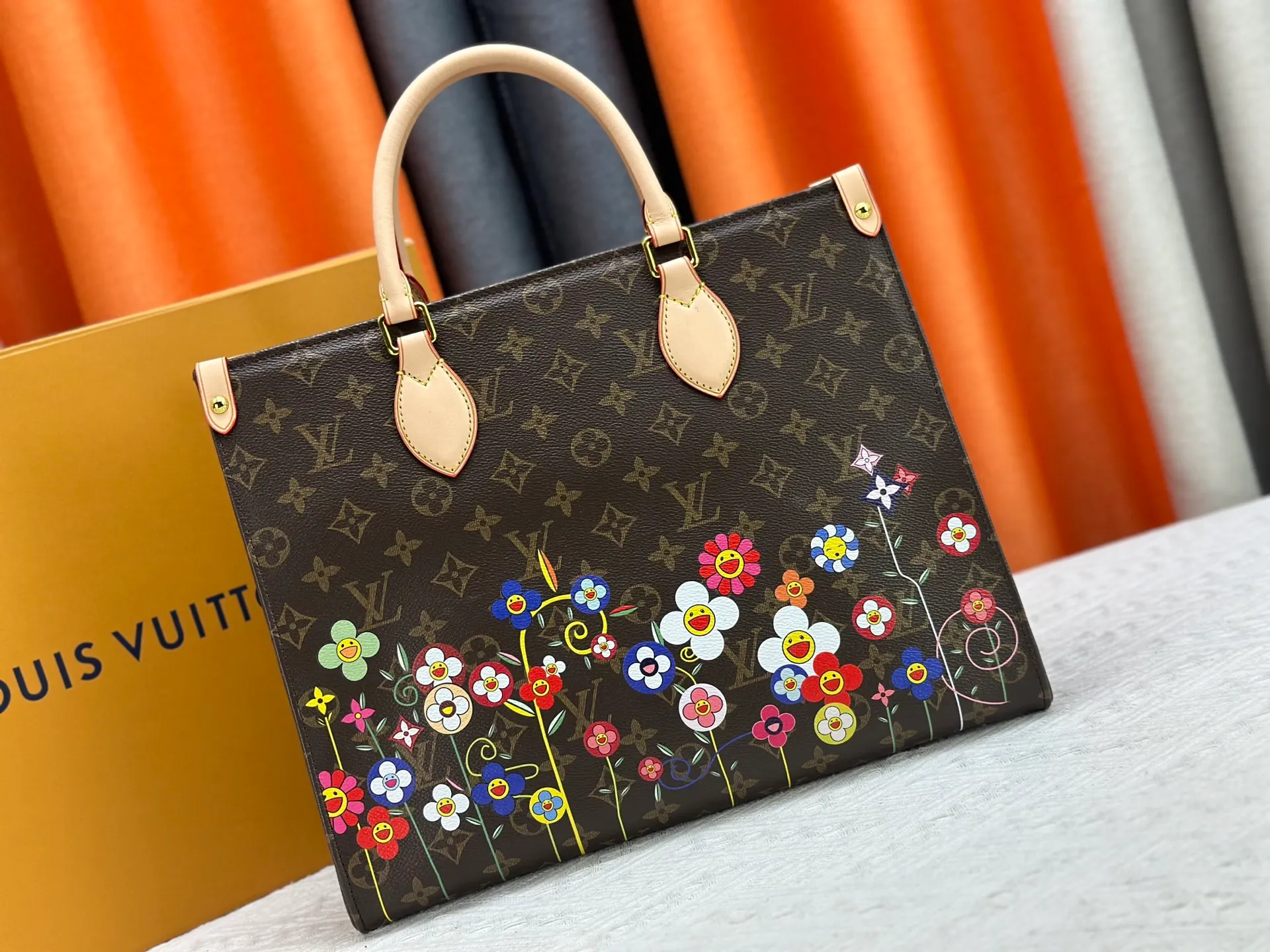 P240 M44571 M45039 Upgraded original ONTHEGO medium handbag, the Monogram pattern is printed and dyed first and then embossed on the soft grained cowhide. Its ample interior can accommodate laptops and other office supplies. The long and short handles are convenient for carrying in the hand or on the shoulder. Size: 34x26x13cm