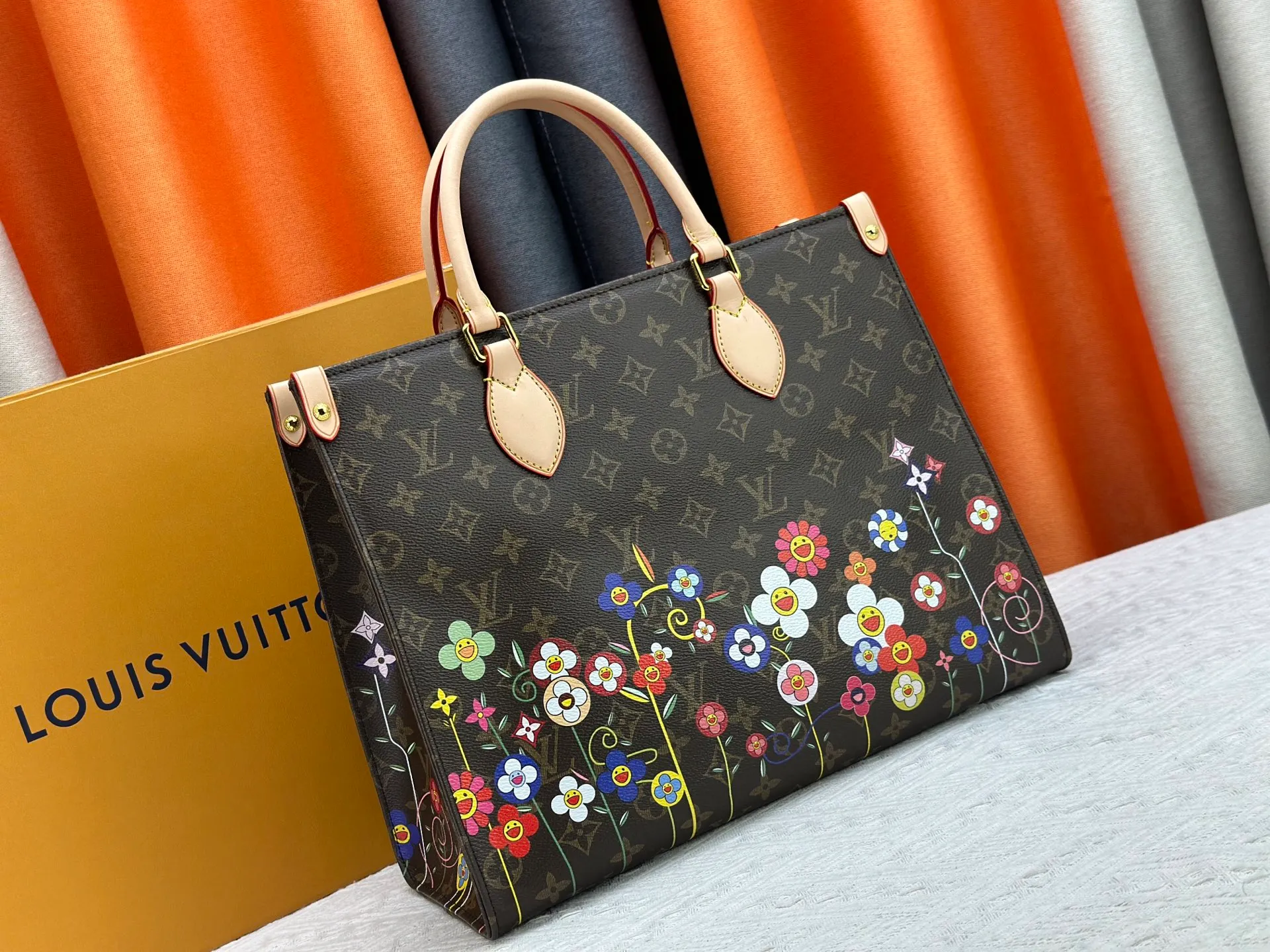 P240 M44571 M45039 Upgraded original ONTHEGO medium handbag, the Monogram pattern is printed and dyed first and then embossed on the soft grained cowhide. Its ample interior can accommodate laptops and other office supplies. The long and short handles are convenient for carrying in the hand or on the shoulder. Size: 34x26x13cm