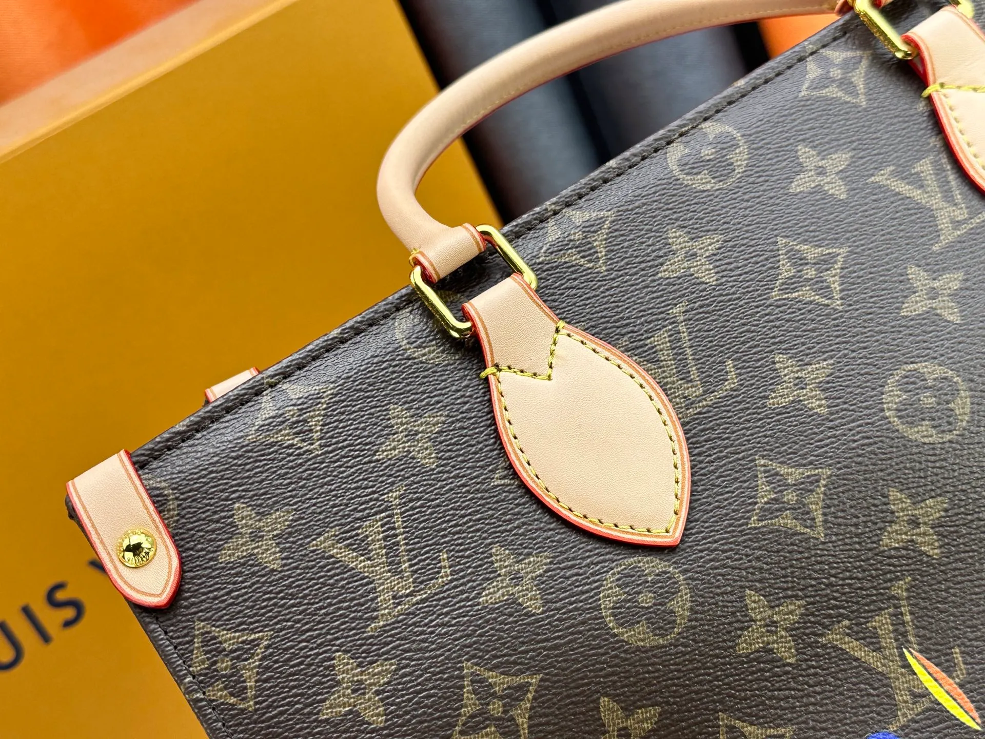 P240 M44571 M45039 Upgraded original ONTHEGO medium handbag, the Monogram pattern is printed and dyed first and then embossed on the soft grained cowhide. Its ample interior can accommodate laptops and other office supplies. The long and short handles are convenient for carrying in the hand or on the shoulder. Size: 34x26x13cm