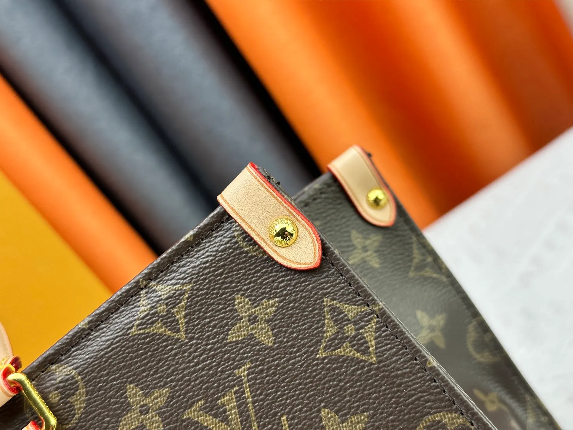 P240 M44571 M45039 Upgraded original ONTHEGO medium handbag, the Monogram pattern is printed and dyed first and then embossed on the soft grained cowhide. Its ample interior can accommodate laptops and other office supplies. The long and short handles are convenient for carrying in the hand or on the shoulder. Size: 34x26x13cm