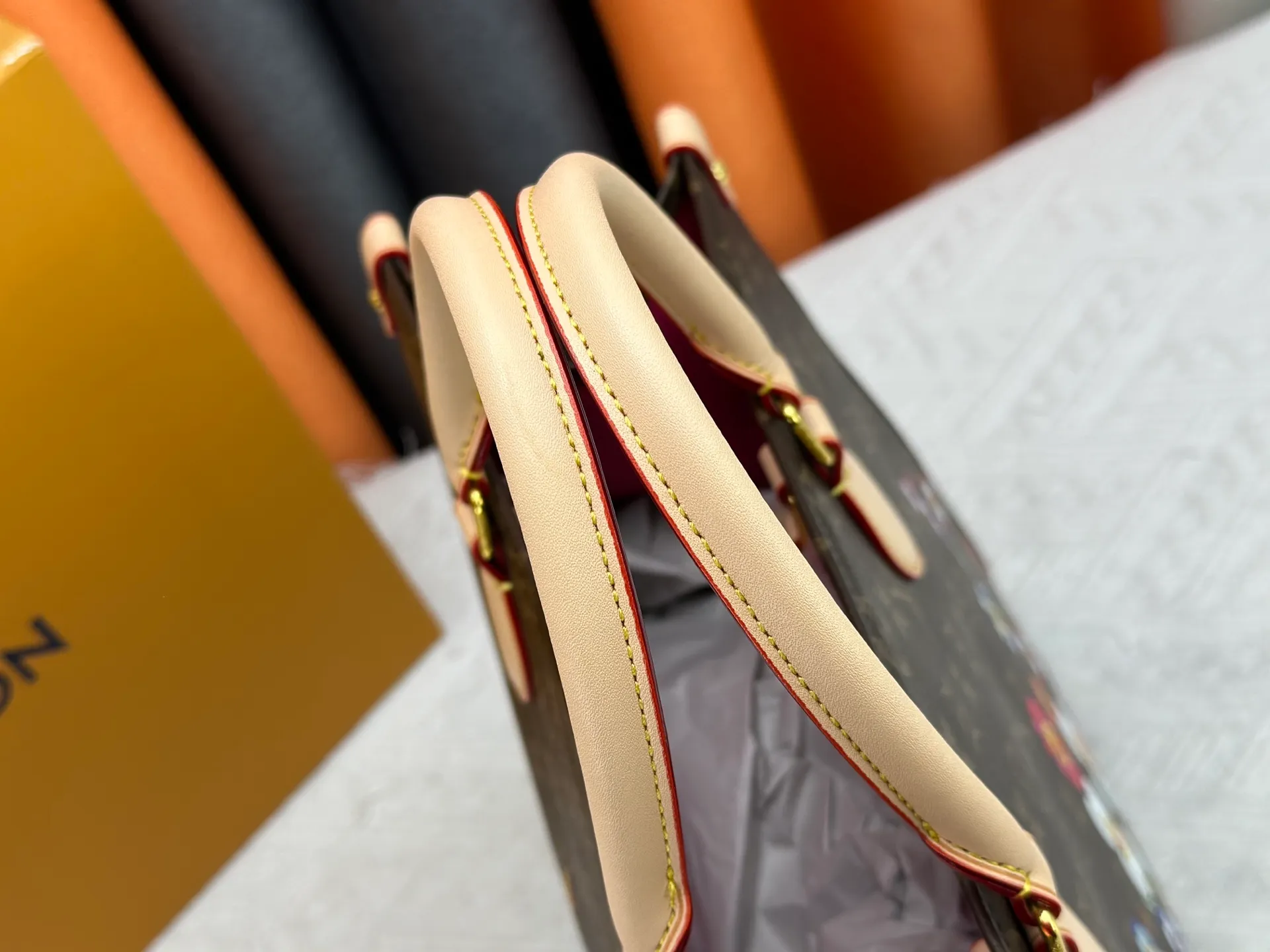 P240 M44571 M45039 Upgraded original ONTHEGO medium handbag, the Monogram pattern is printed and dyed first and then embossed on the soft grained cowhide. Its ample interior can accommodate laptops and other office supplies. The long and short handles are convenient for carrying in the hand or on the shoulder. Size: 34x26x13cm