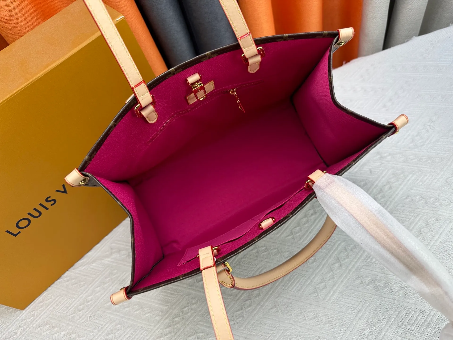 P240 M44571 M45039 Upgraded original ONTHEGO medium handbag, the Monogram pattern is printed and dyed first and then embossed on the soft grained cowhide. Its ample interior can accommodate laptops and other office supplies. The long and short handles are convenient for carrying in the hand or on the shoulder. Size: 34x26x13cm