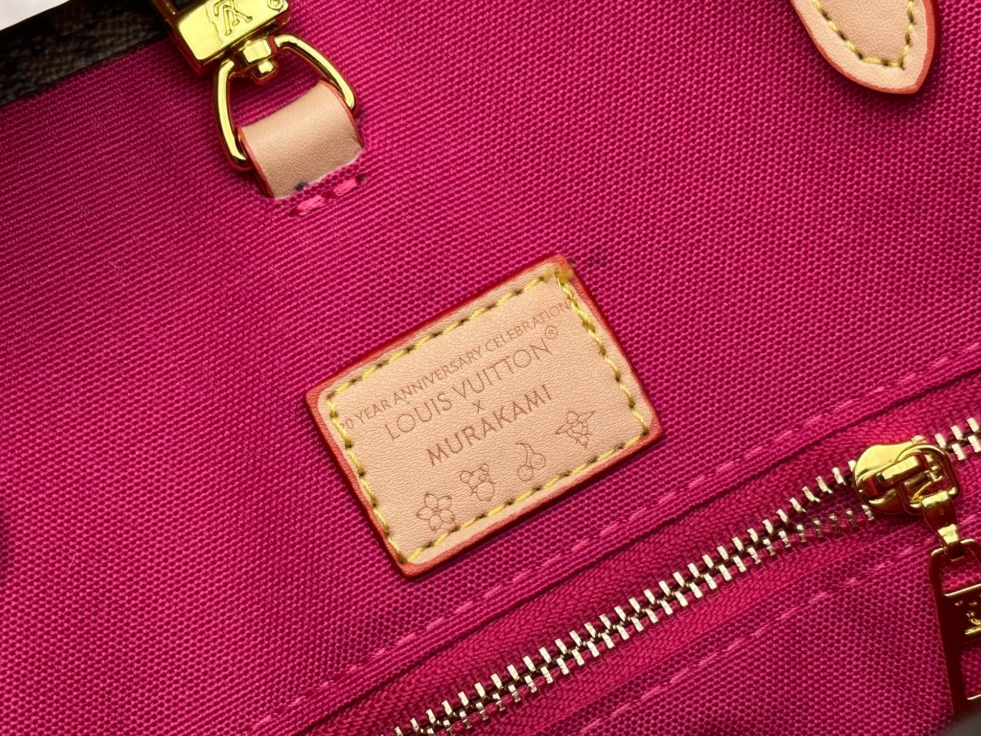 P240 M44571 M45039 Upgraded original ONTHEGO medium handbag, the Monogram pattern is printed and dyed first and then embossed on the soft grained cowhide. Its ample interior can accommodate laptops and other office supplies. The long and short handles are convenient for carrying in the hand or on the shoulder. Size: 34x26x13cm