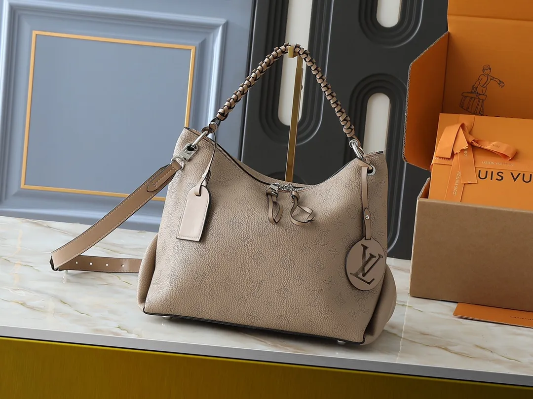 💰240💰Upgraded from the original M56073 M56084 Beaubourg Hobo medium handbag, it is made of Monogram engraved and perforated calfskin, and then hand-dyed to add a unique touch to the woven leather handle. The leather zipper pull and large LV lettering reveal the brand's style, and the detachable wide leather shoulder strap provides soft design for comfortable travel. 32 long, 26 high, 17cm wide