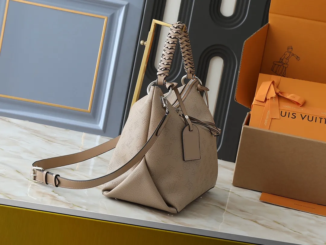 💰240💰Upgraded from the original M56073 M56084 Beaubourg Hobo medium handbag, it is made of Monogram engraved and perforated calfskin, and then hand-dyed to add a unique touch to the woven leather handle. The leather zipper pull and large LV lettering reveal the brand's style, and the detachable wide leather shoulder strap provides soft design for comfortable travel. 32 long, 26 high, 17cm wide