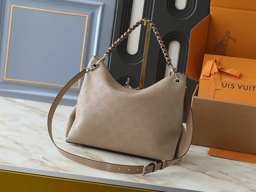 💰240💰Upgraded from the original M56073 M56084 Beaubourg Hobo medium handbag, it is made of Monogram engraved and perforated calfskin, and then hand-dyed to add a unique touch to the woven leather handle. The leather zipper pull and large LV lettering reveal the brand's style, and the detachable wide leather shoulder strap provides soft design for comfortable travel. 32 long, 26 high, 17cm wide